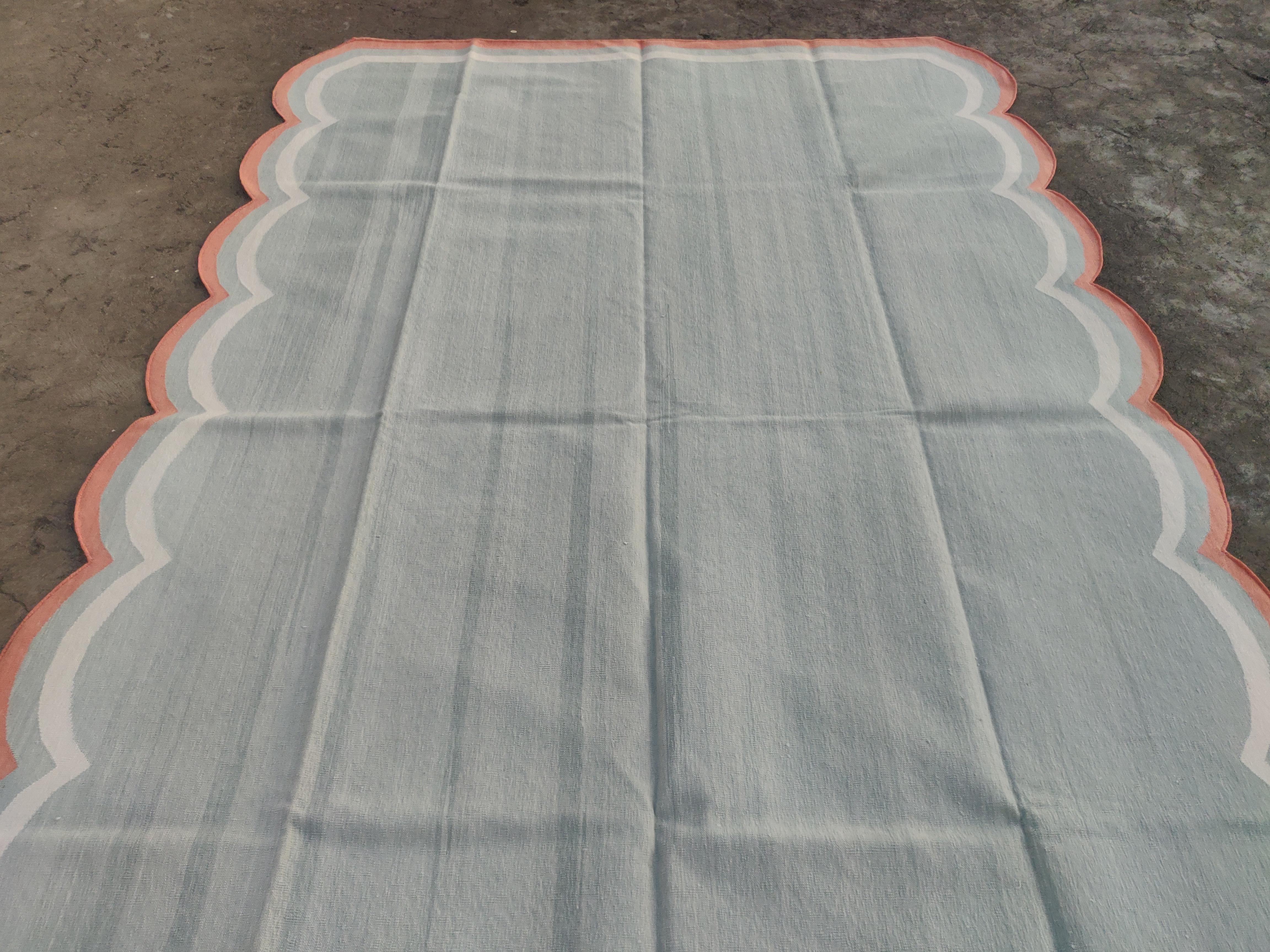 Handgefertigter Flachgewebe-Teppich aus Baumwolle, 6x9 Grau und Koralle mit Wellenschliff, indischer Dhurrie (21. Jahrhundert und zeitgenössisch) im Angebot