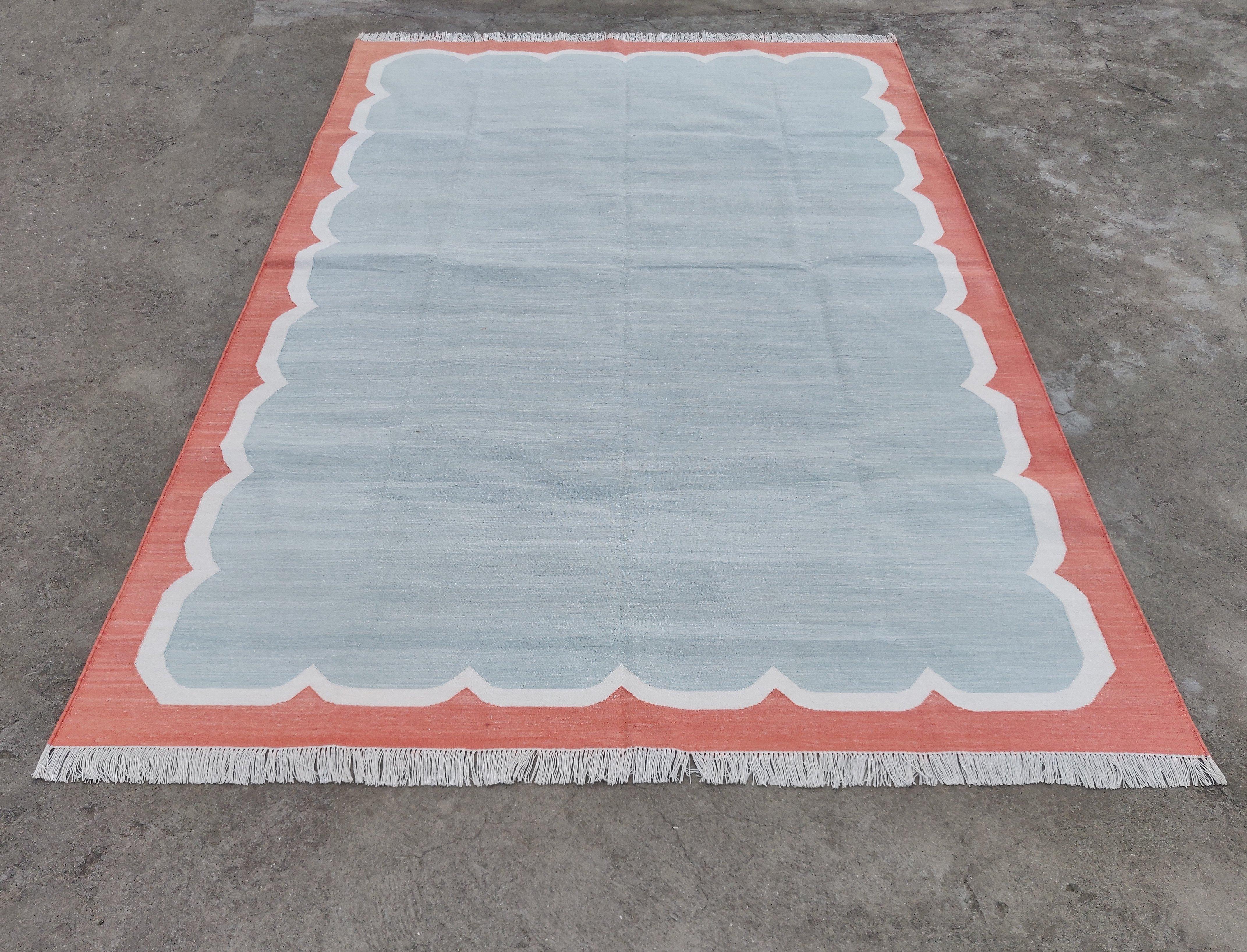 XXI secolo e contemporaneo Tappeto a tessitura piatta in cotone fatto a mano, 6x9 Grigio e corallo smerlato in vendita