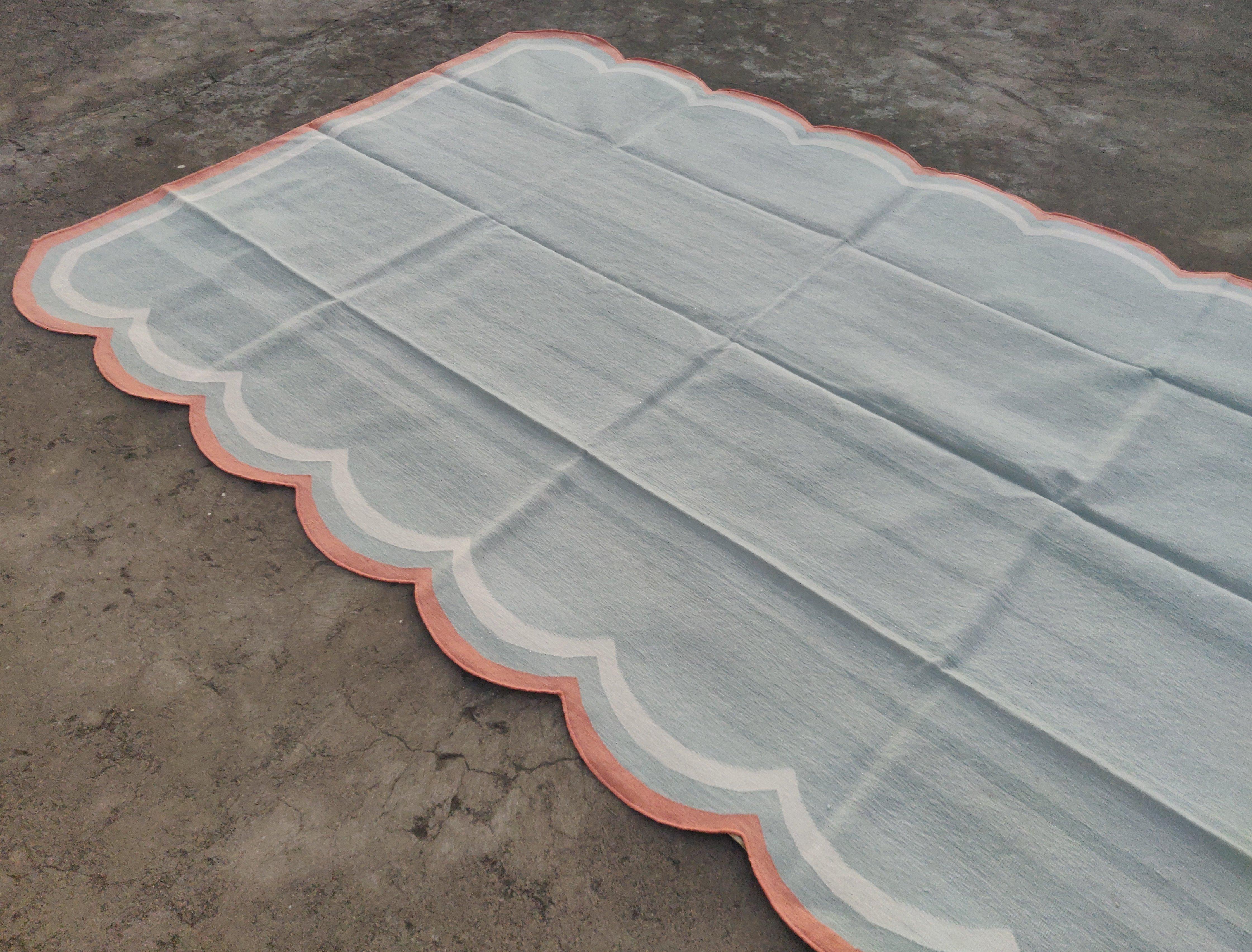 Handgefertigter Flachgewebe-Teppich aus Baumwolle, 6x9 Grau und Koralle mit Wellenschliff, indischer Dhurrie im Angebot 1
