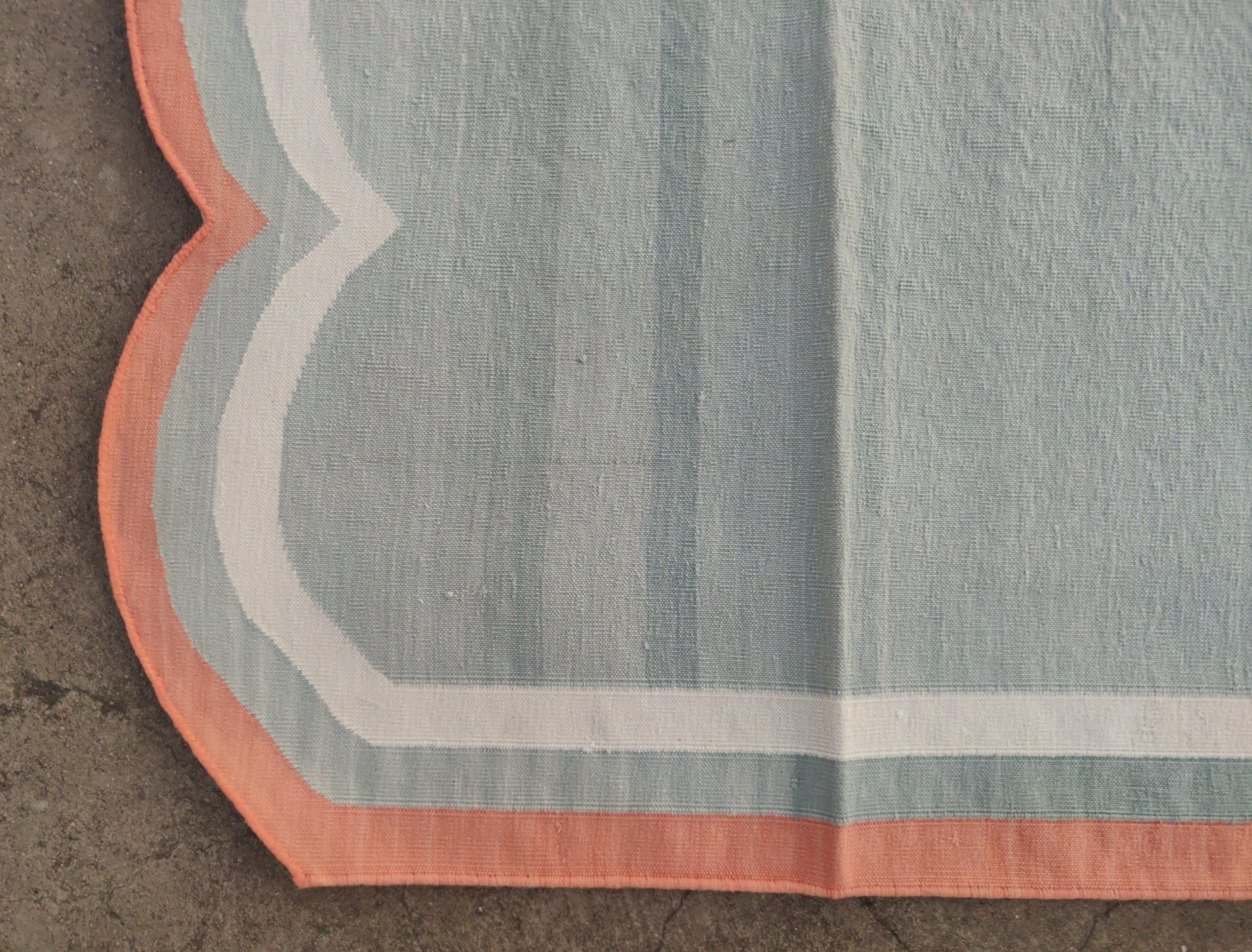 Handgefertigter Flachgewebe-Teppich aus Baumwolle, 6x9 Grau und Koralle mit Wellenschliff, indischer Dhurrie im Angebot 2
