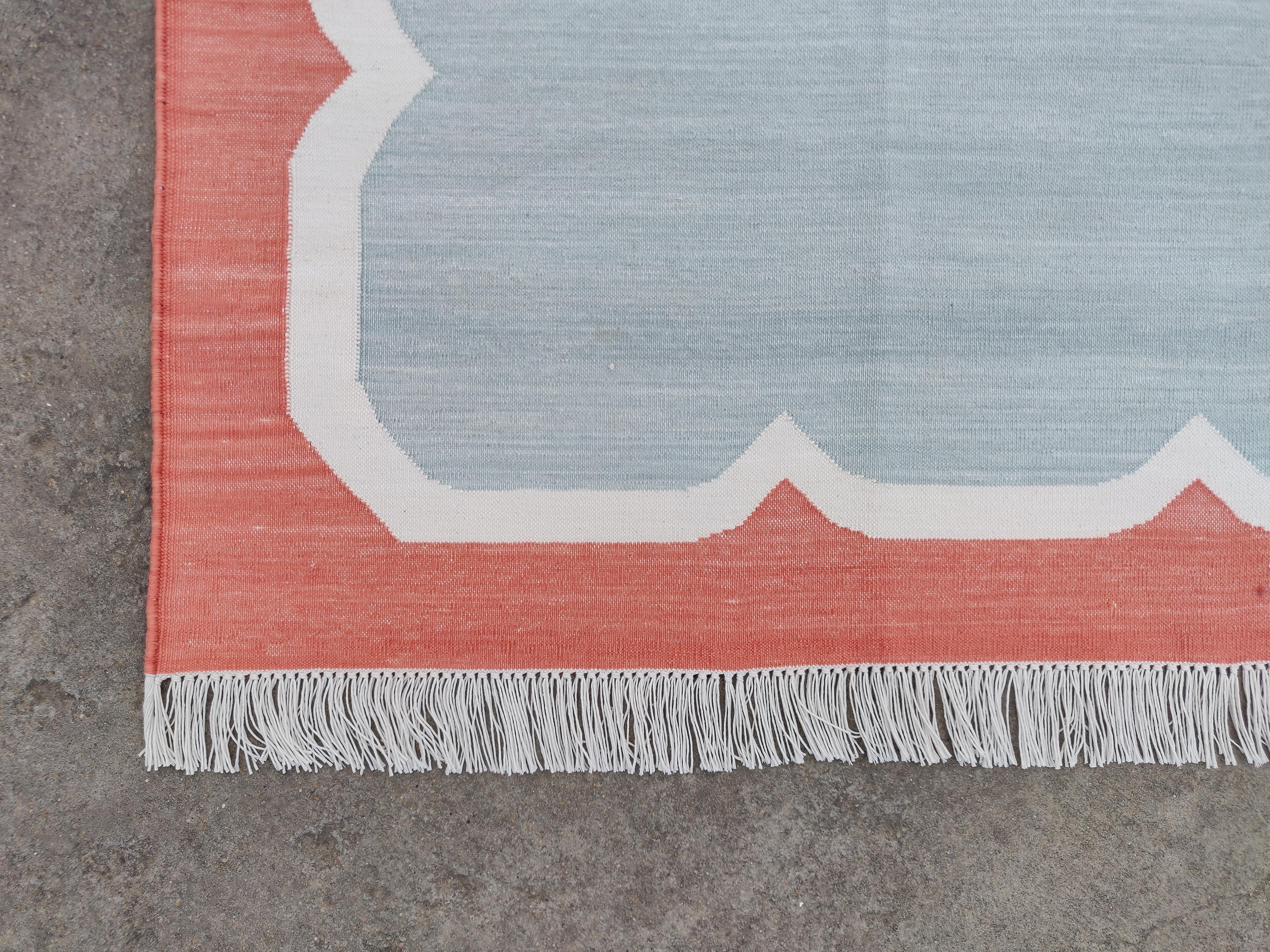 Handmade Cotton Area Flat Weave Rug, 6x9 Grey And Coral Scalloped Indian Dhurrie For Sale 3