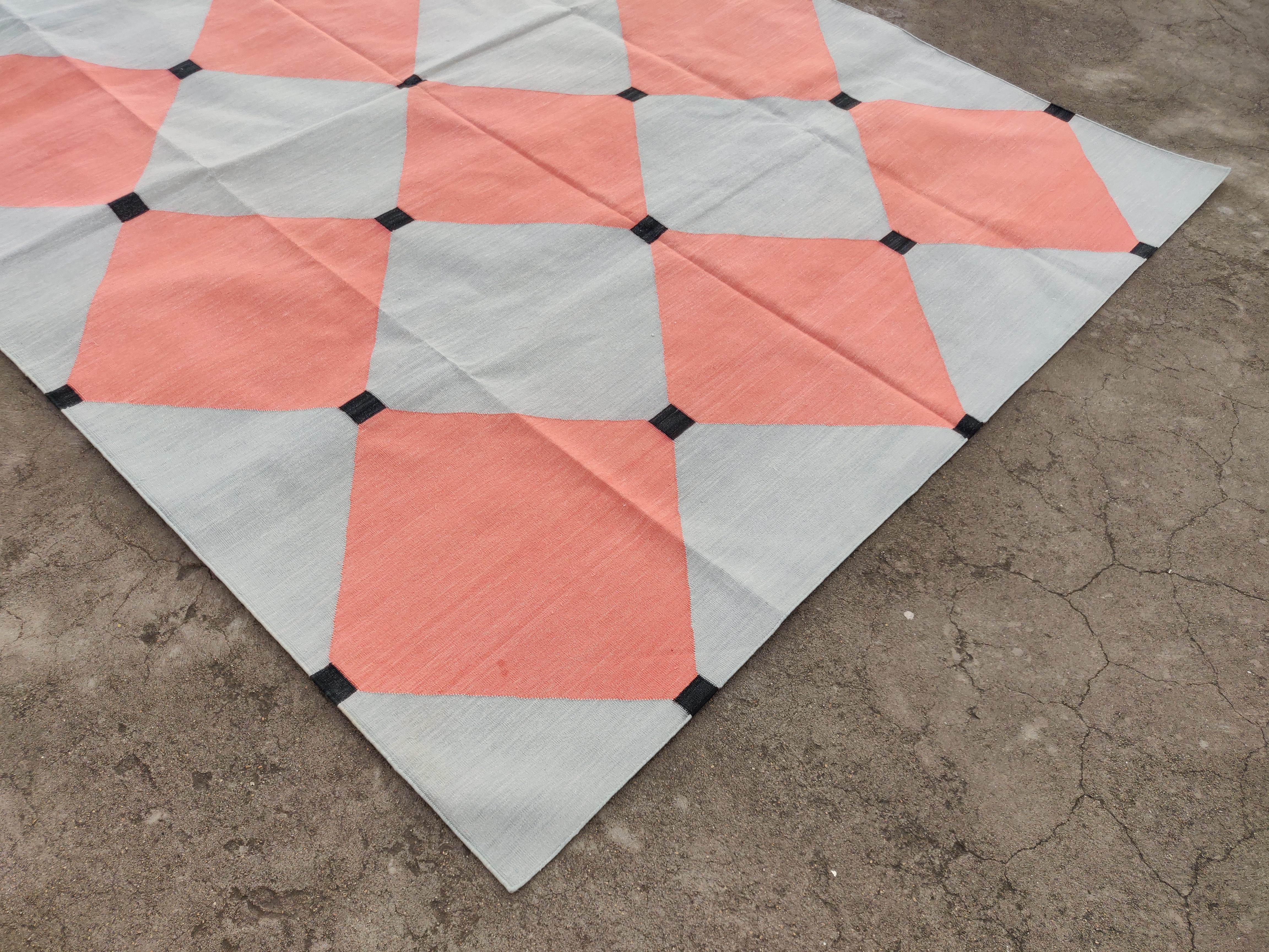 Alfombra de algodón hecha a mano de tejido plano, 6x9 Dhurrie con motivos de azulejos grises y coral Indio en venta