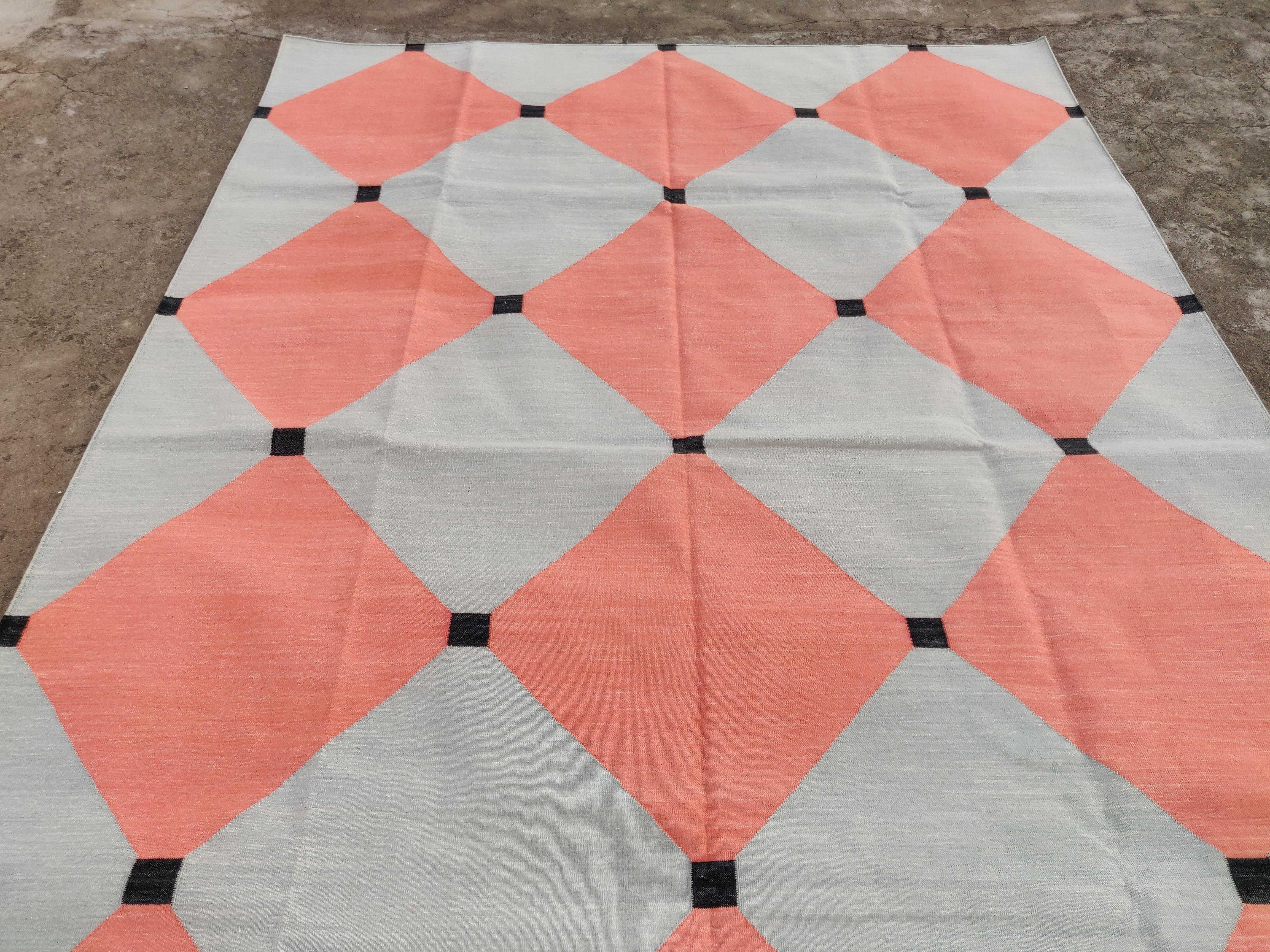 Handmade Cotton Area Flat Weave Rug, 6x9 Grey And Coral Tile Patterned Dhurrie In New Condition For Sale In Jaipur, IN