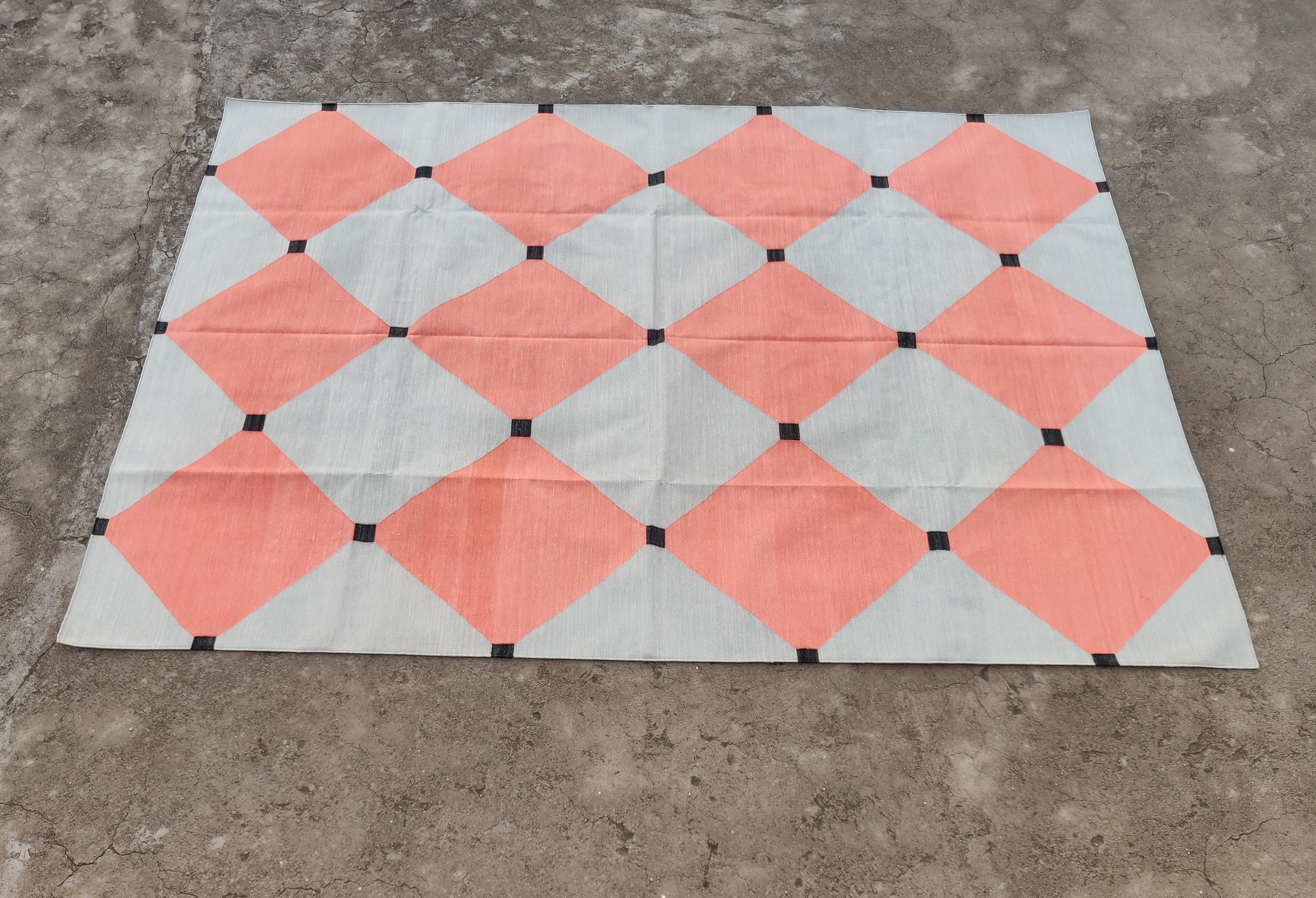 Handmade Cotton Area Flat Weave Rug, 6x9 Grey And Coral Tile Patterned Dhurrie For Sale 2