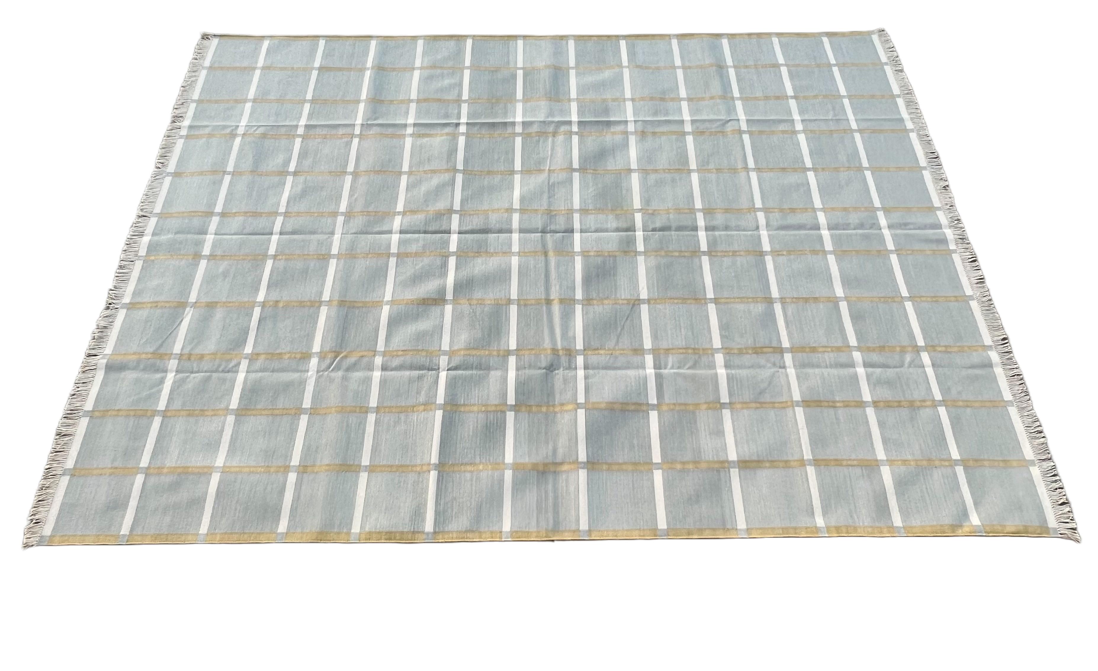 Tappeto Dhurrie indiano a quadretti in cotone tinto al vegetale di colore grigio, crema e verde oliva 6'x9' (180x270cm) 

Queste speciali dhurry a trama piatta sono tessute a mano con un filo di cotone 100% a 15 strati. A causa delle speciali