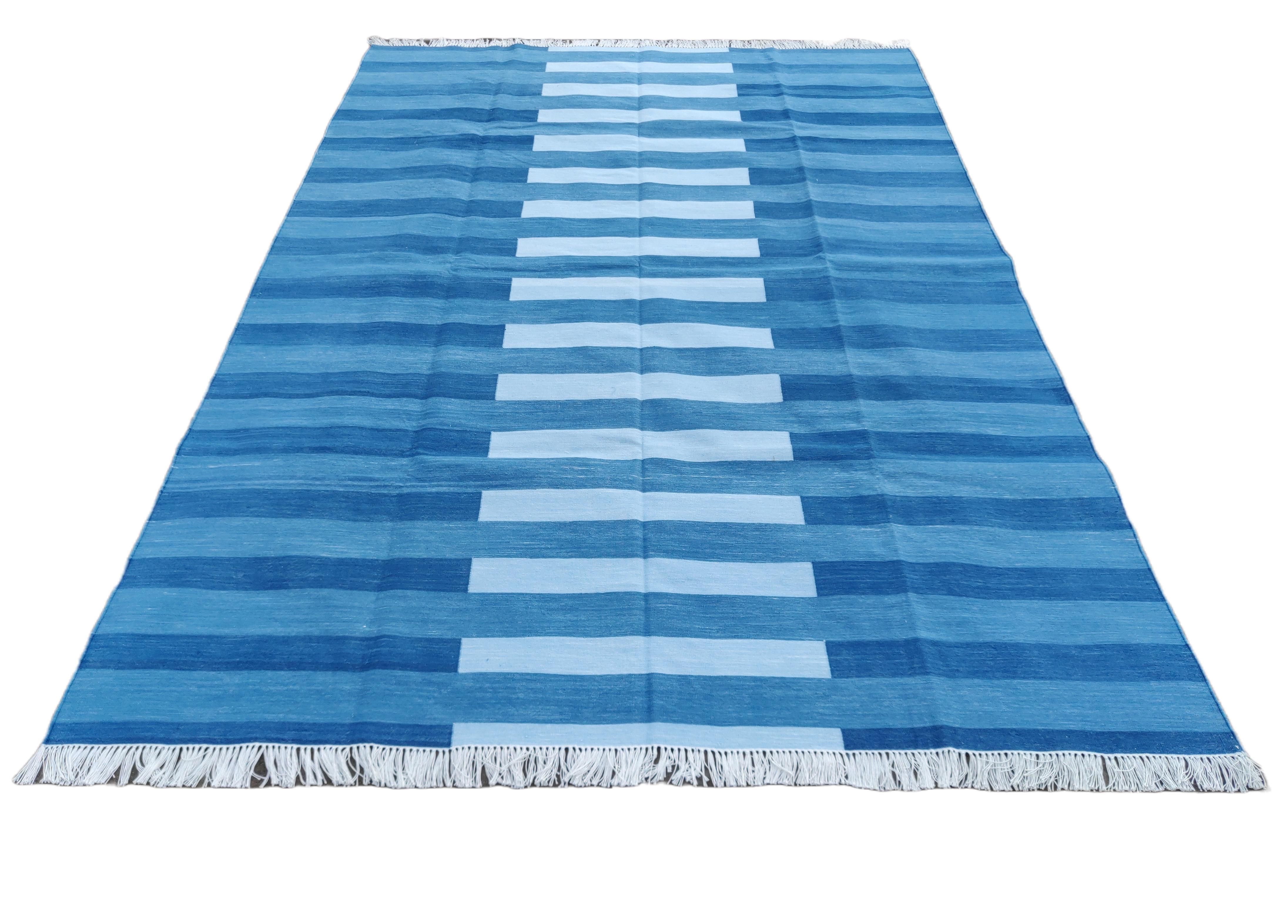 Handgefertigter Flachgewebe-Teppich aus Baumwolle, 6x9 Indigoblau gestreifter indischer Dhurrie-Teppich (Handgewebt) im Angebot