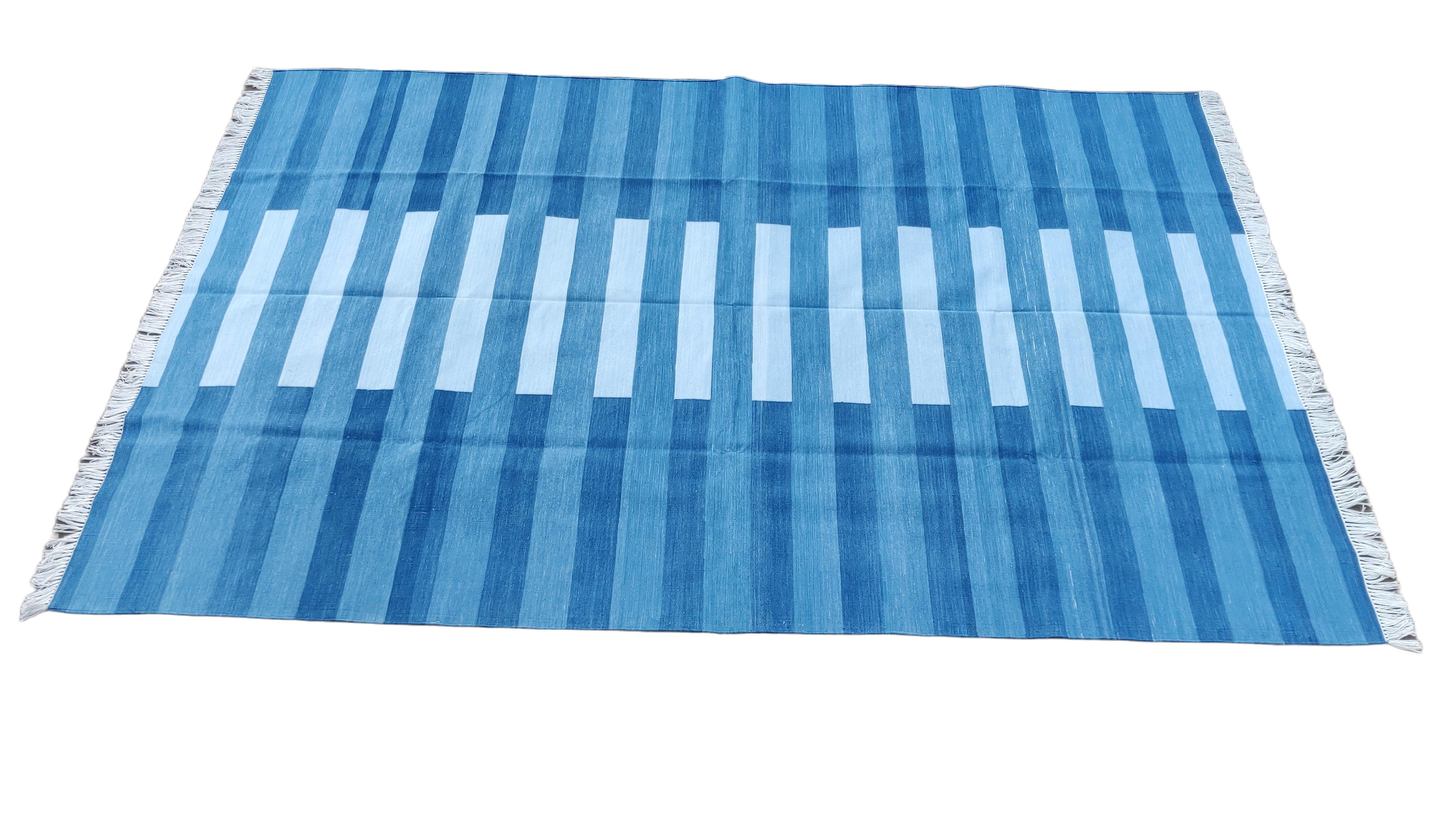 Handgefertigter Flachgewebe-Teppich aus Baumwolle, 6x9 Indigoblau gestreifter indischer Dhurrie-Teppich im Angebot 1