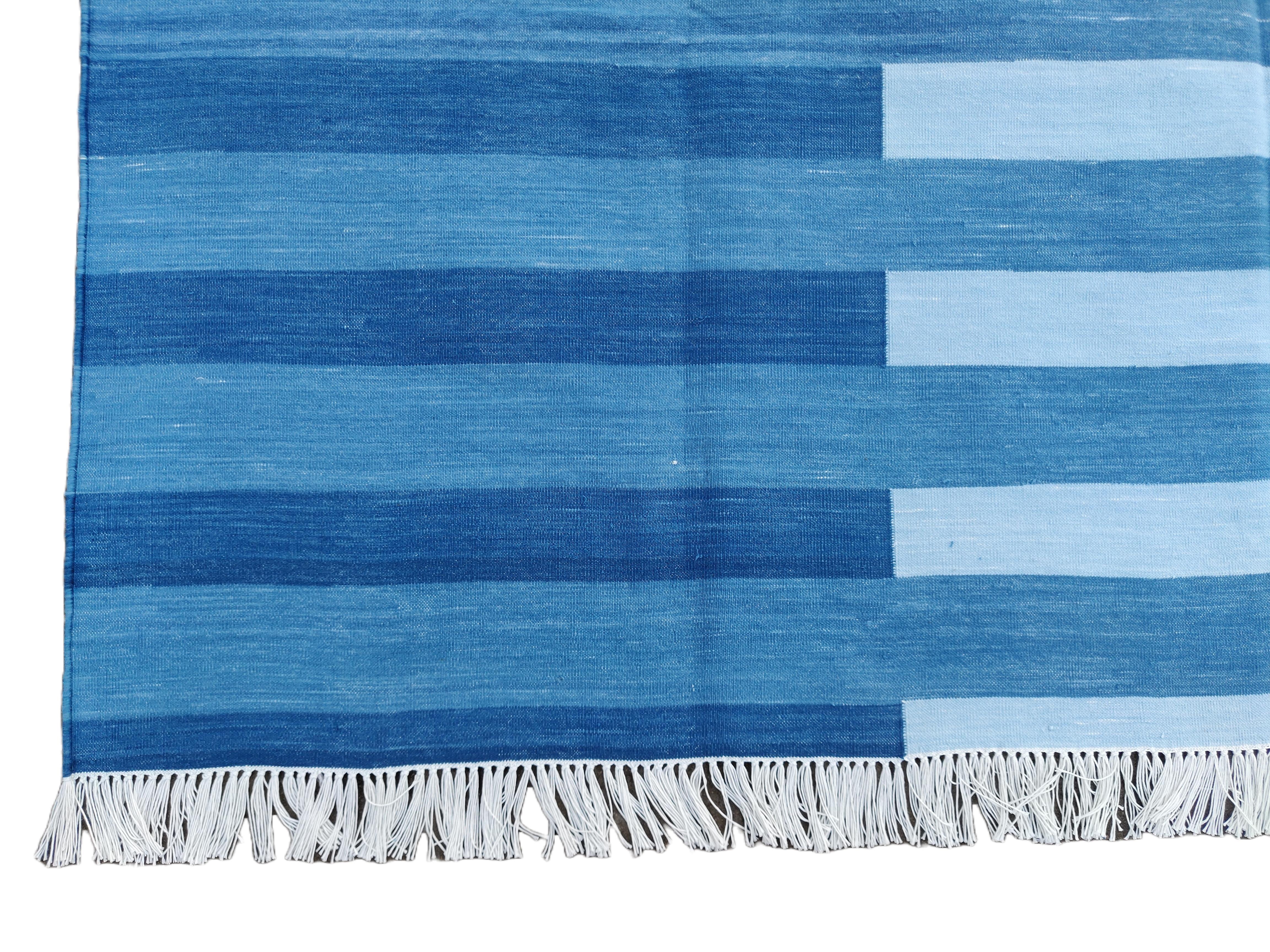 Handgefertigter Flachgewebe-Teppich aus Baumwolle, 6x9 Indigoblau gestreifter indischer Dhurrie-Teppich im Angebot 2