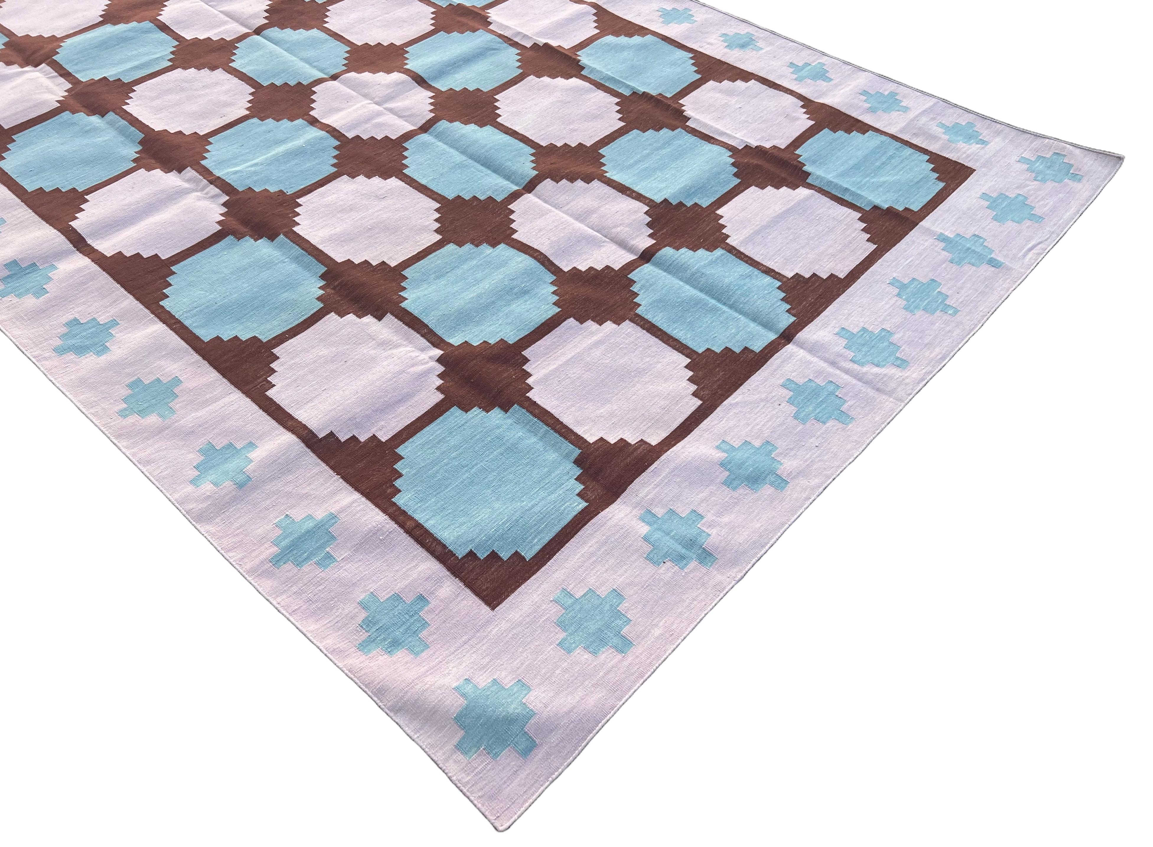 Tappeto in cotone tinto al vegetale Lavanda, rosso vino e crema con piastrelle indiane Dhurrie 6'x9' 
Queste speciali dhurry a trama piatta sono tessute a mano con un filo di cotone 100% a 15 strati. A causa delle speciali tecniche di produzione