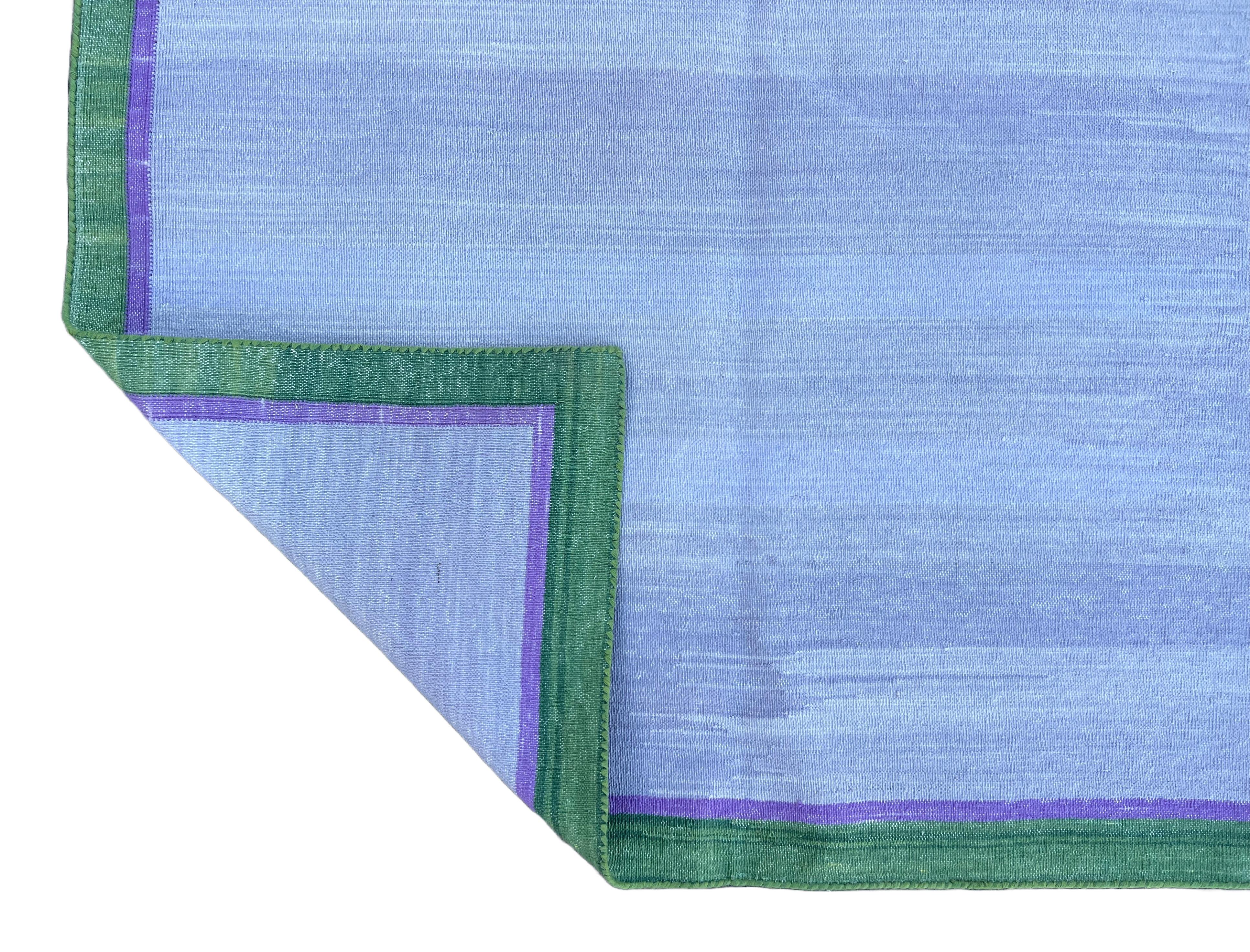 Handgefertigter Flachgewebe-Teppich aus Baumwolle, 6x9 Lavendel, grüner Rand, indischer Dhurrie im Angebot 3