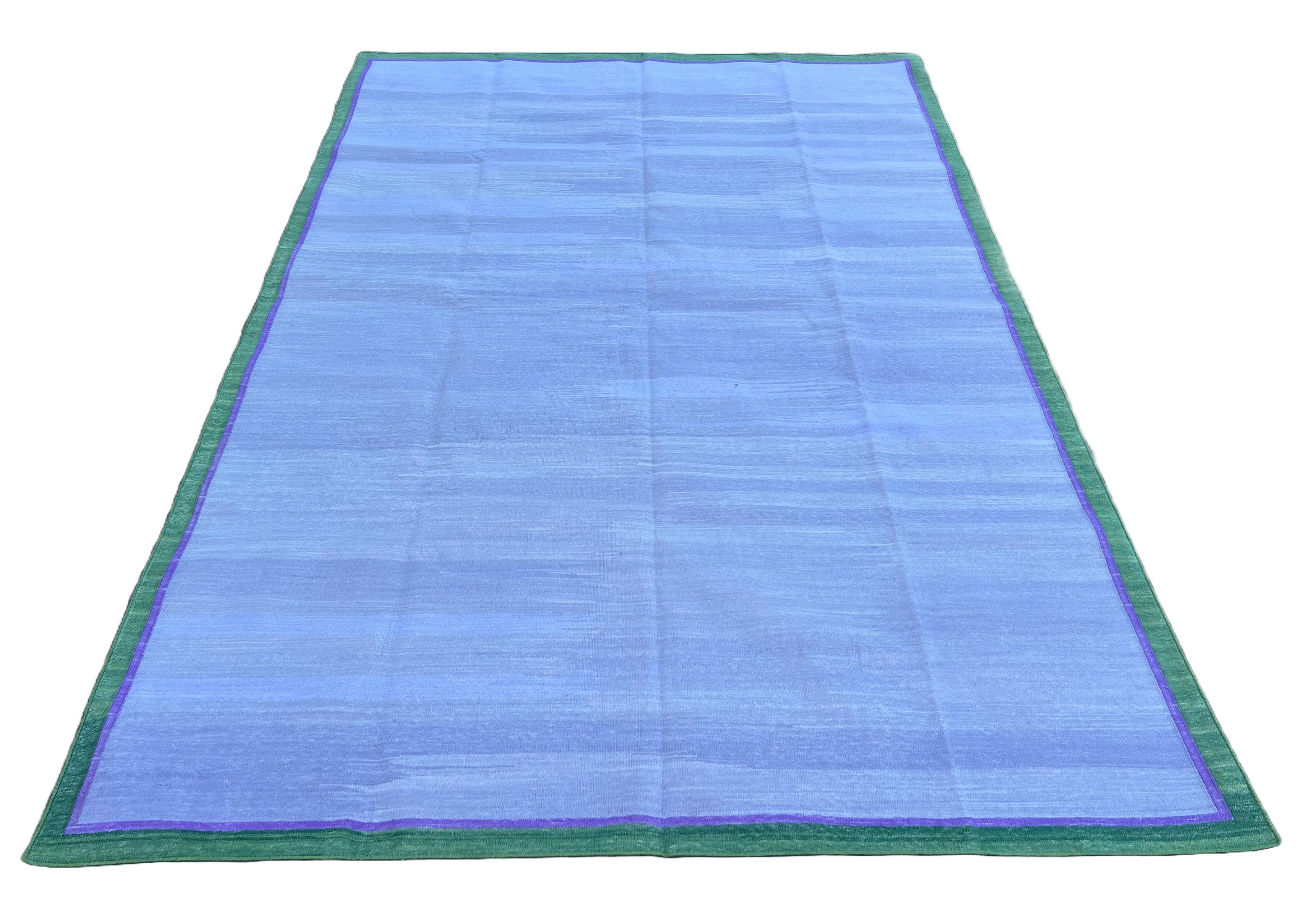 Handgefertigter Flachgewebe-Teppich aus Baumwolle, 6x9 Lavendel, grüner Rand, indischer Dhurrie (21. Jahrhundert und zeitgenössisch) im Angebot