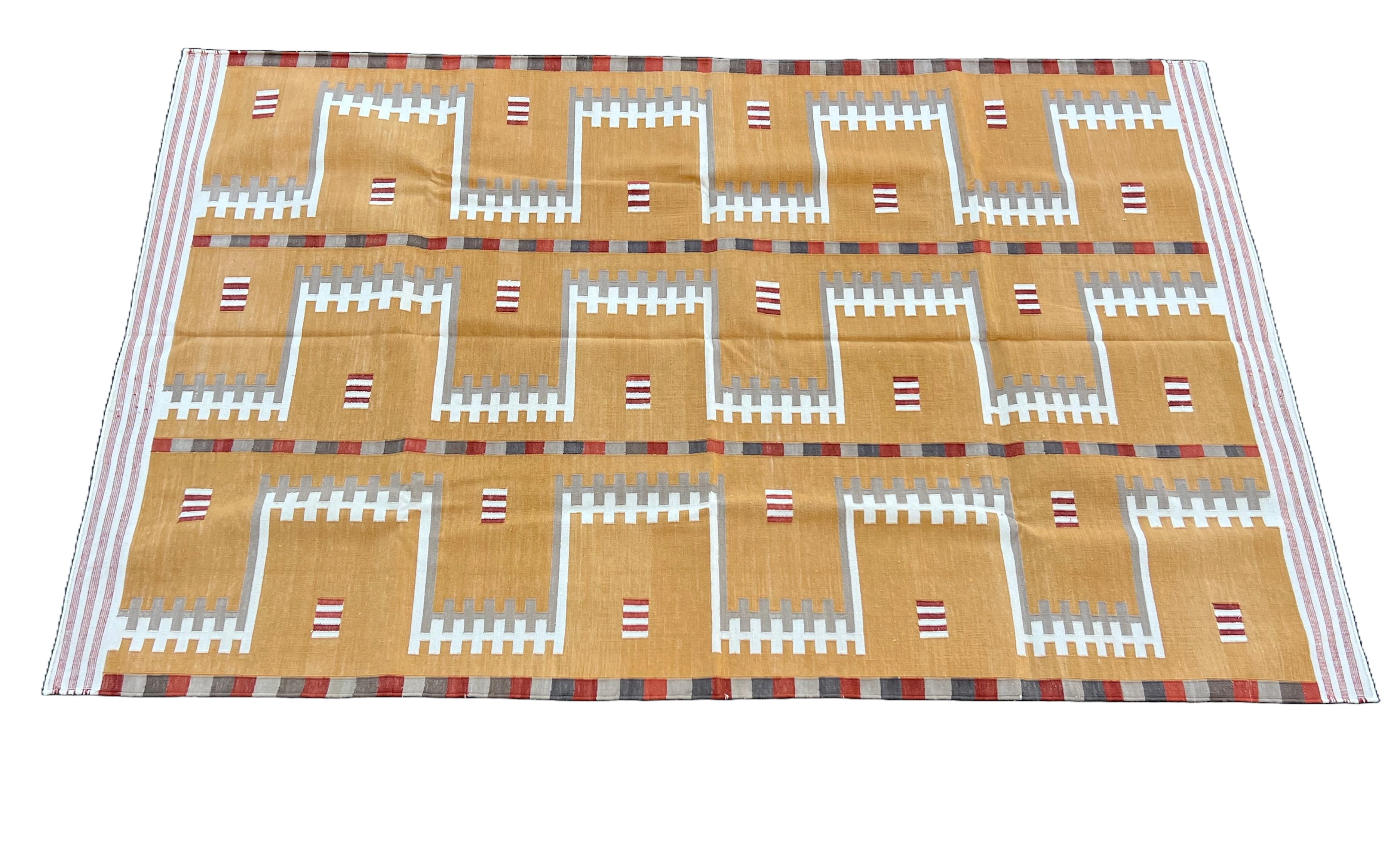 Handgefertigter Flachgewebe-Teppich aus Baumwolle, 6x9 Senf, Beige Geometrische indische Dhurrie (Moderne der Mitte des Jahrhunderts) im Angebot