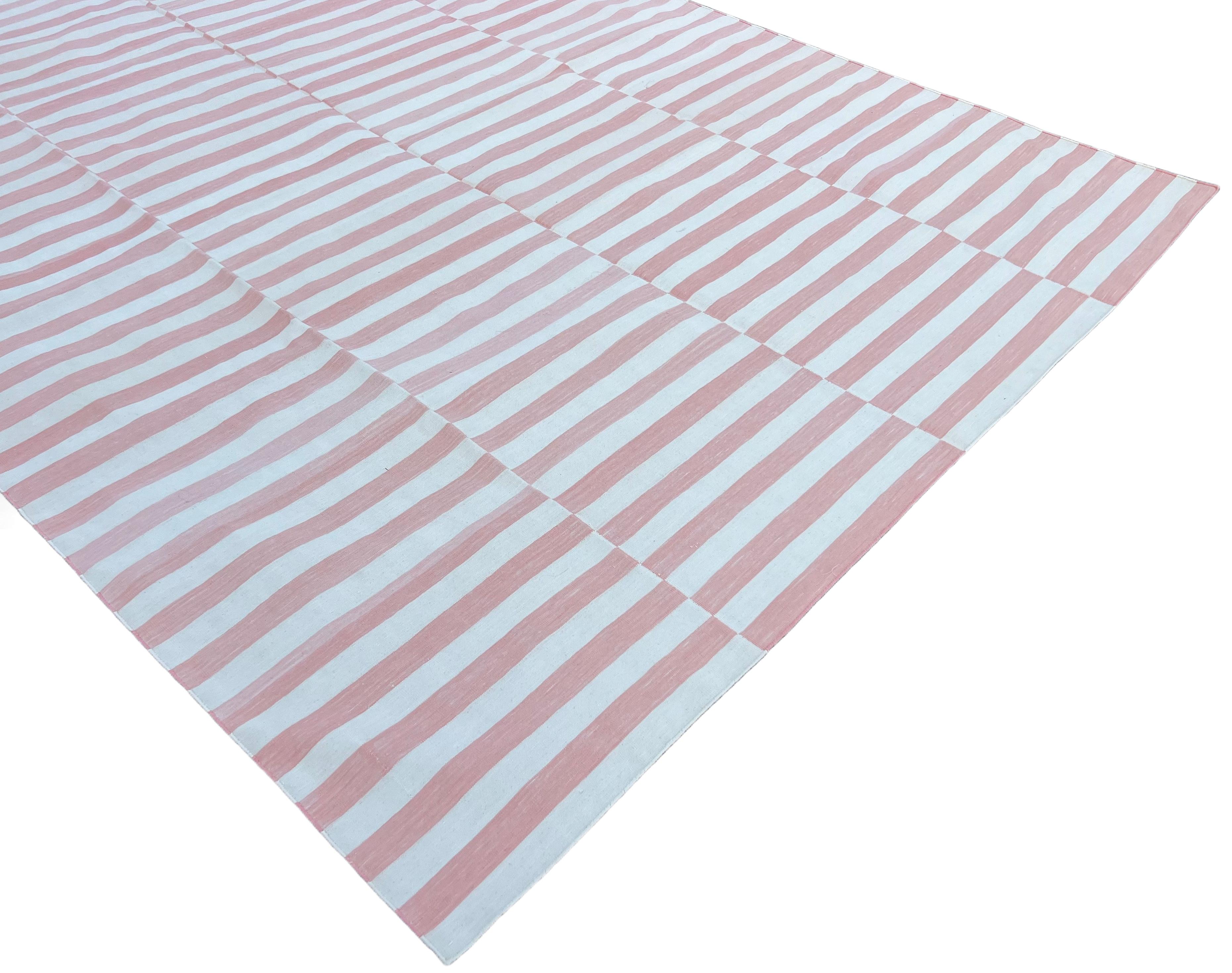 Handgefertigter Flachgewebe-Teppich aus Baumwolle, 6x9 Rosa und weiß gestreift Indischer Dhurrie im Angebot 4