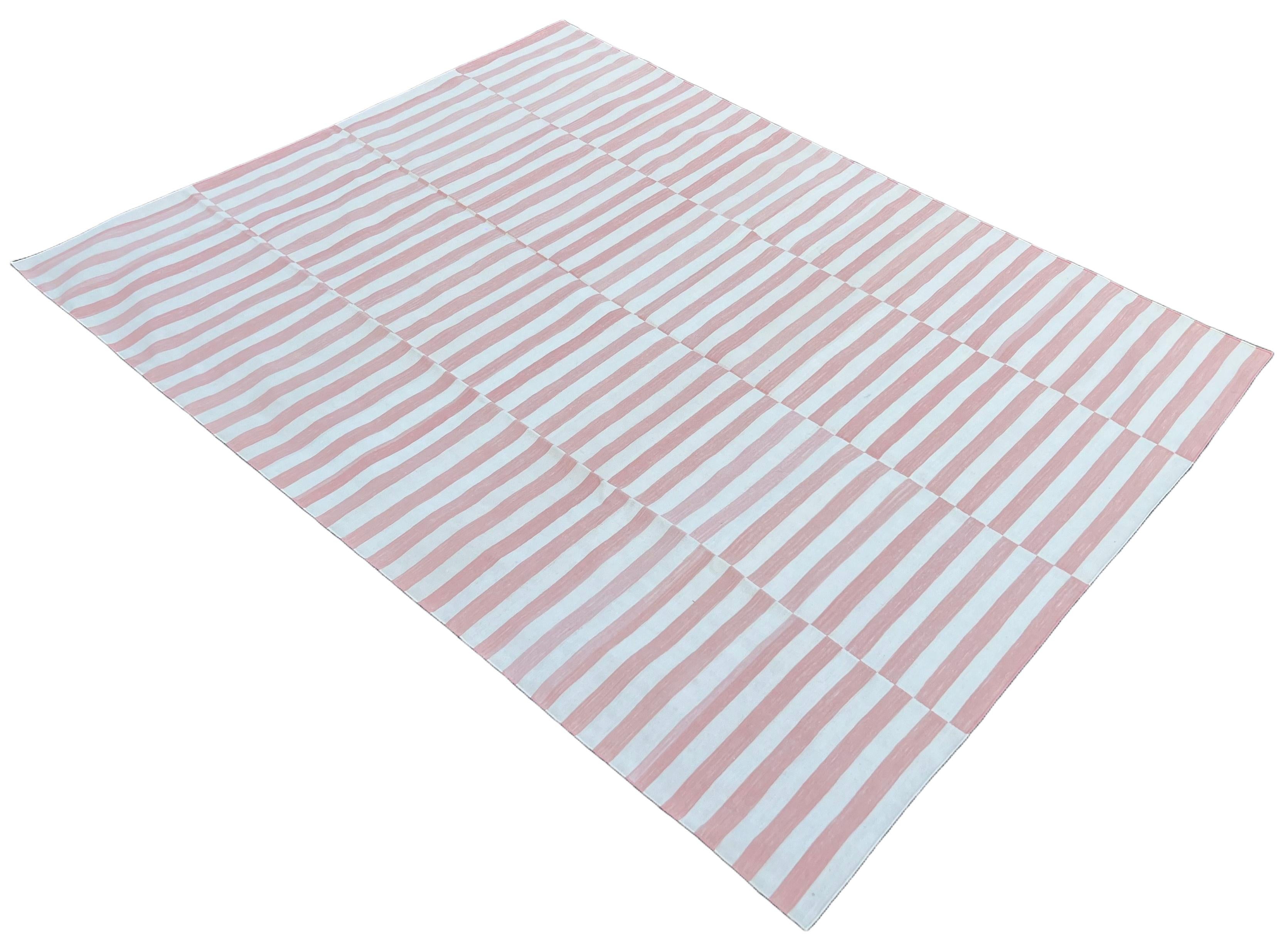 Handgefertigter Flachgewebe-Teppich aus Baumwolle, 6x9 Rosa und weiß gestreift Indischer Dhurrie (Handgewebt) im Angebot