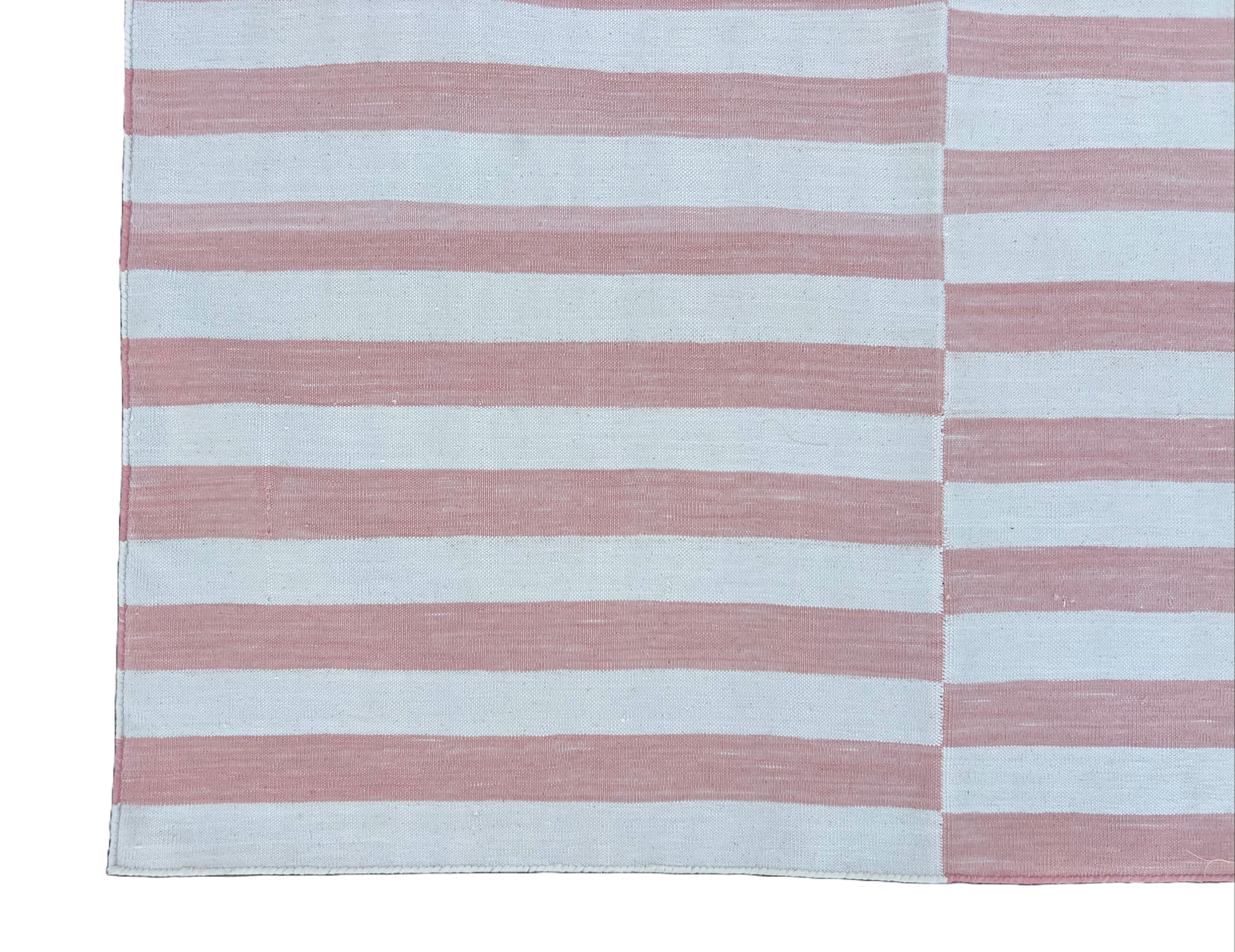 Handgefertigter Flachgewebe-Teppich aus Baumwolle, 6x9 Rosa und weiß gestreift Indischer Dhurrie (21. Jahrhundert und zeitgenössisch) im Angebot