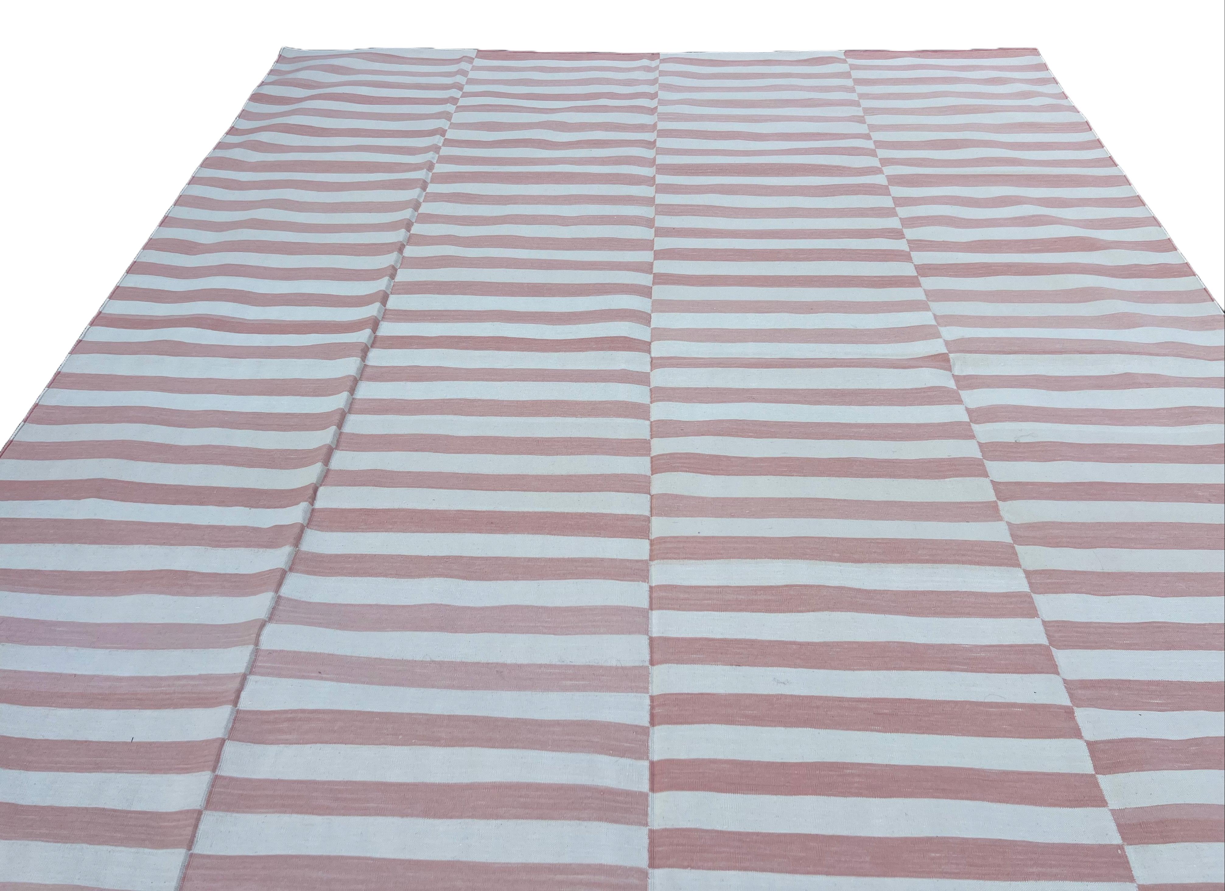 Handgefertigter Flachgewebe-Teppich aus Baumwolle, 6x9 Rosa und weiß gestreift Indischer Dhurrie im Angebot 1