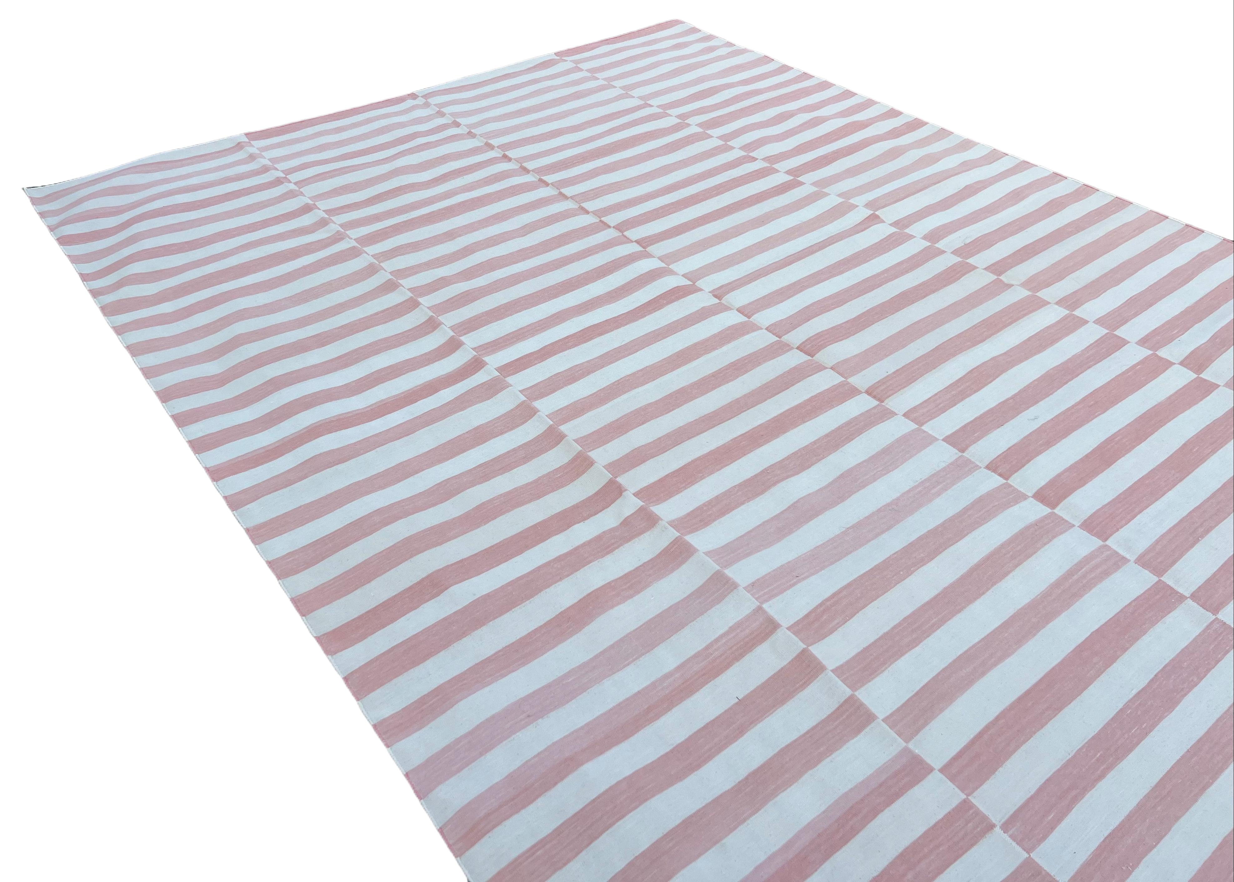 Handgefertigter Flachgewebe-Teppich aus Baumwolle, 6x9 Rosa und weiß gestreift Indischer Dhurrie im Angebot 3