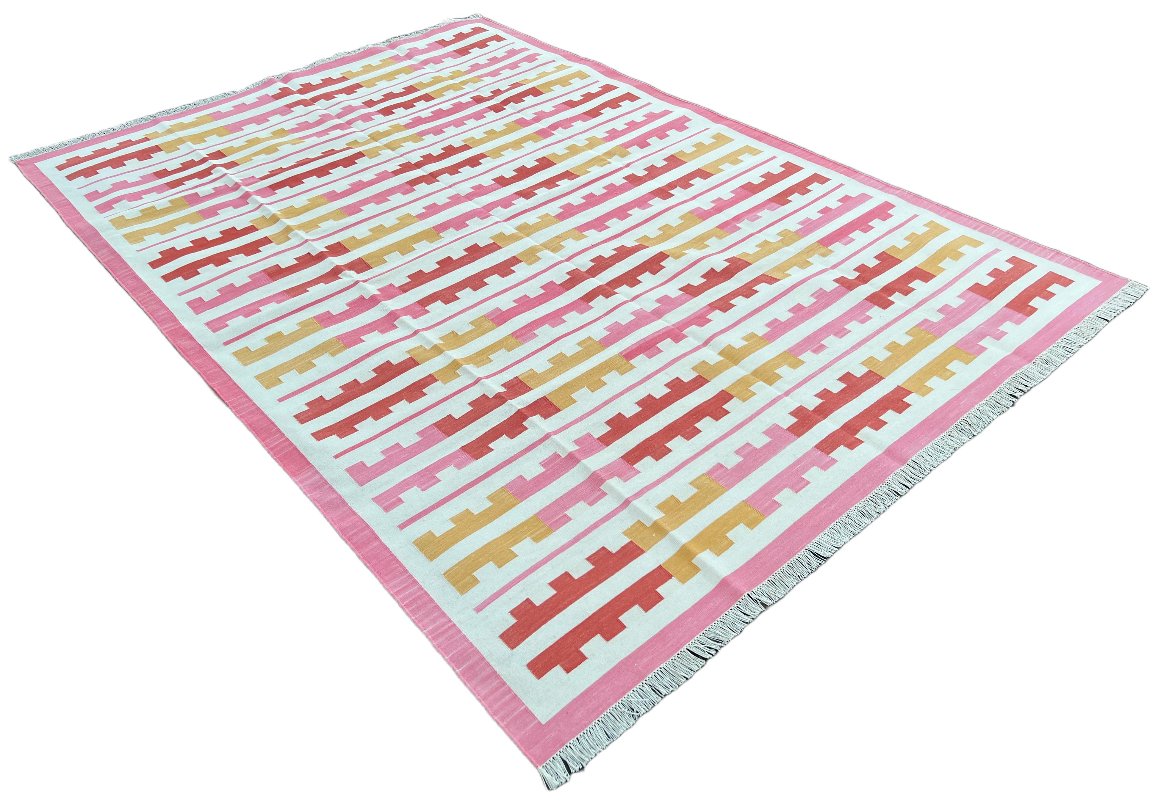 Baumwolle pflanzlich gefärbt Rosa, Gelb, Creme und Koralle Marianne Striped Indian Dhurrie Rug-6'x9' 

Diese speziellen flachgewebten Dhurries werden aus 15-fachem Garn aus 100% Baumwolle handgewebt. Aufgrund der speziellen Fertigungstechniken, die