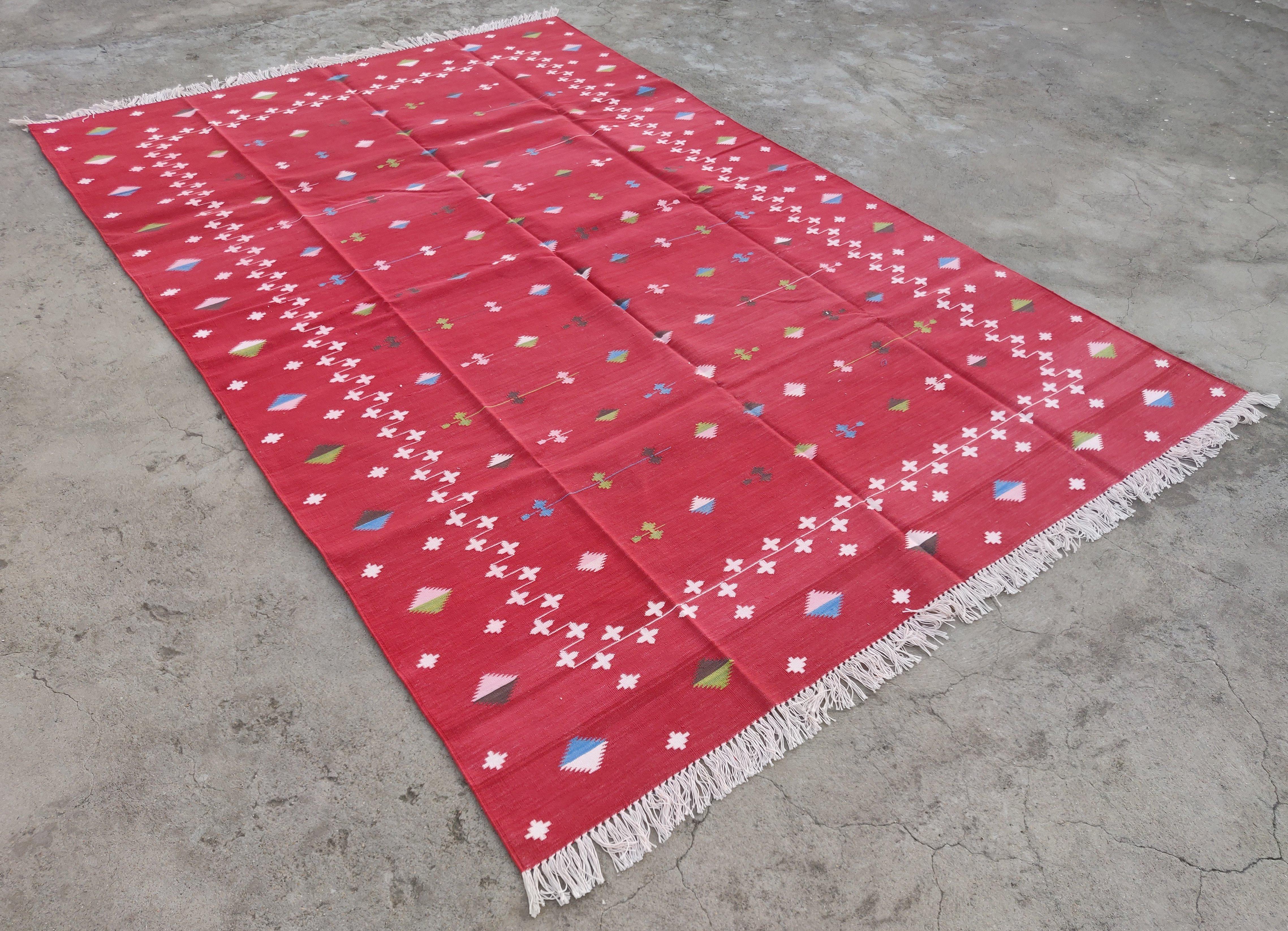 Tappeto in cotone tinto al vegetale reversibile con stelle cadenti indiane bianche e rosse - 6'x9'
Queste speciali dhurry a trama piatta sono tessute a mano con un filo di cotone 100% a 15 strati. A causa delle speciali tecniche di produzione