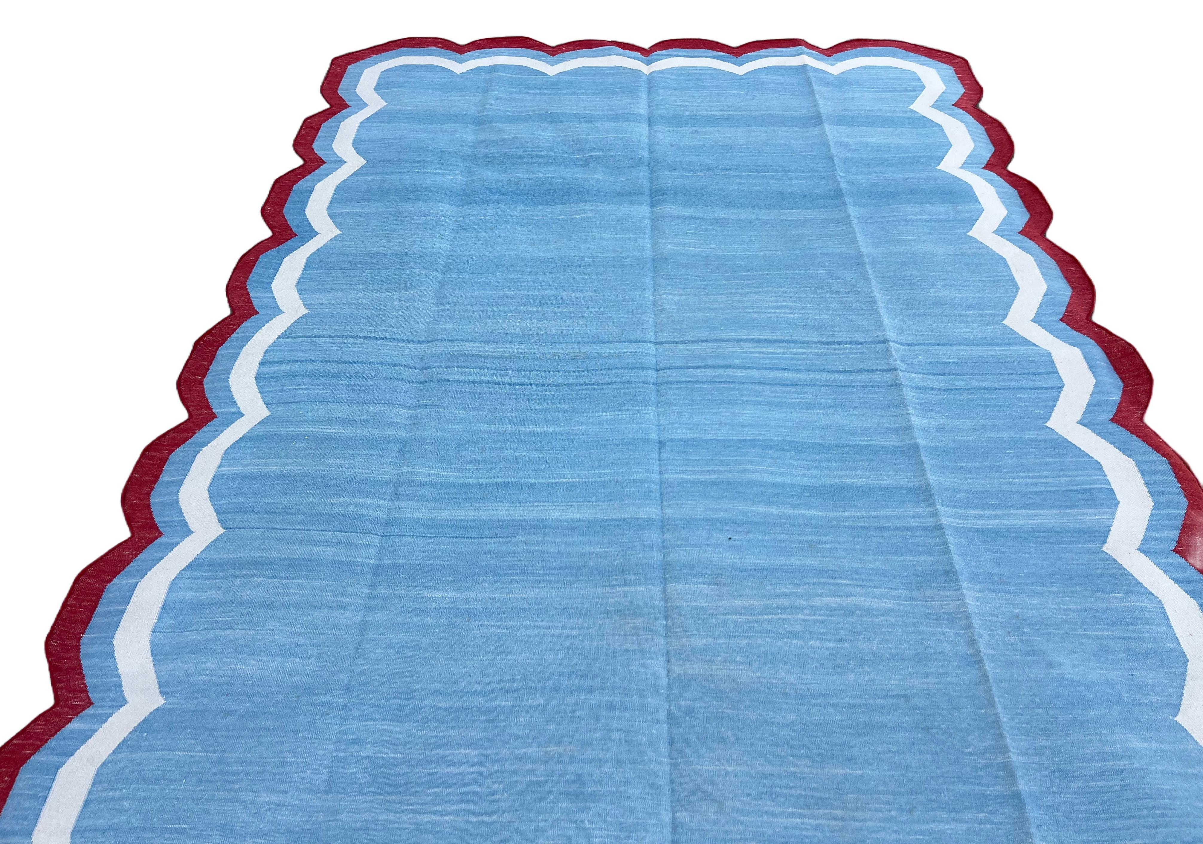 Handmade Cotton Area Flat Weave Rug, 6x9 Sky Blue, Red Scalloped Indian Dhurrie in vendita 2