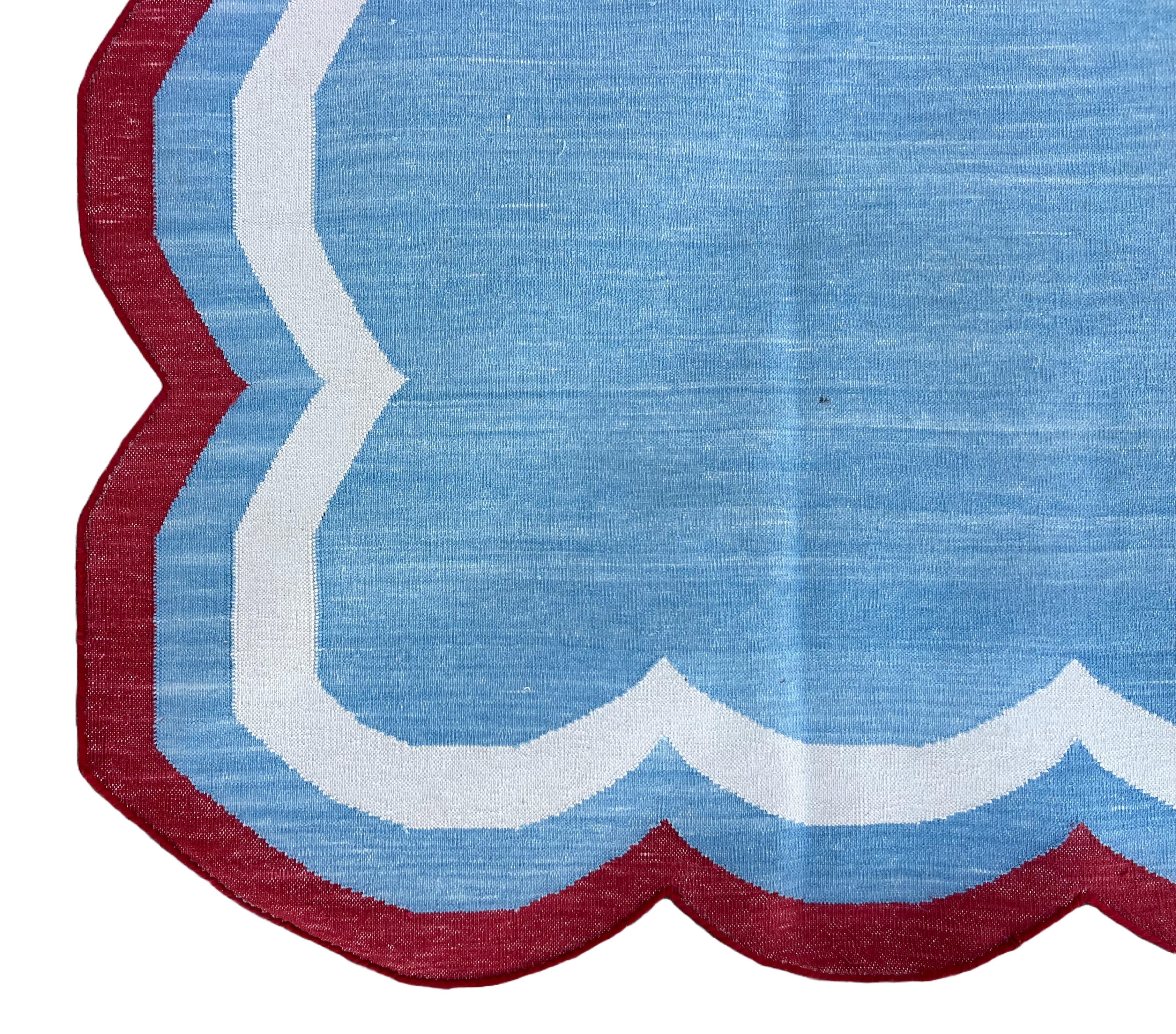 Handmade Cotton Area Flat Weave Rug, 6x9 Sky Blue, Red Scalloped Indian Dhurrie in vendita 3