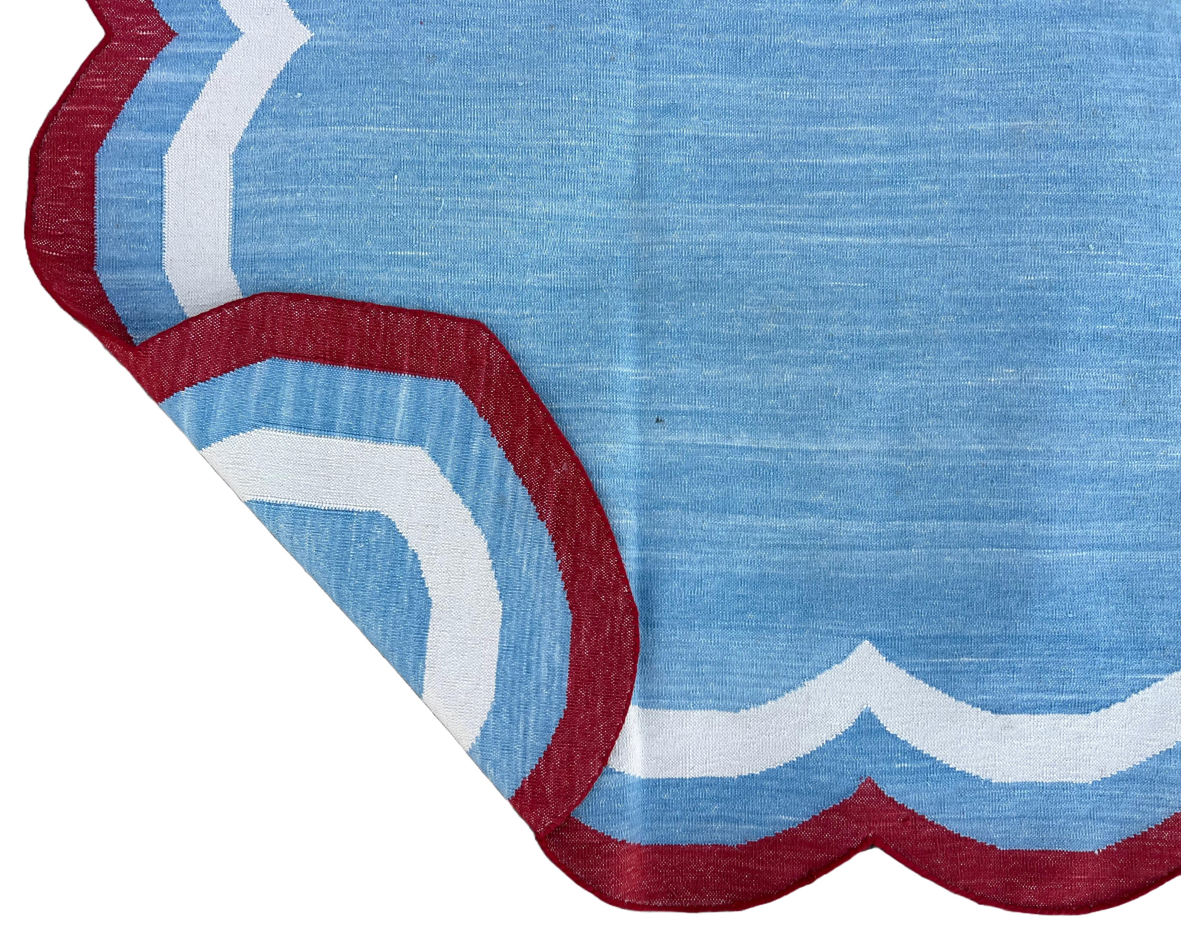 Handmade Cotton Area Flat Weave Rug, 6x9 Sky Blue, Red Scalloped Indian Dhurrie in vendita 4