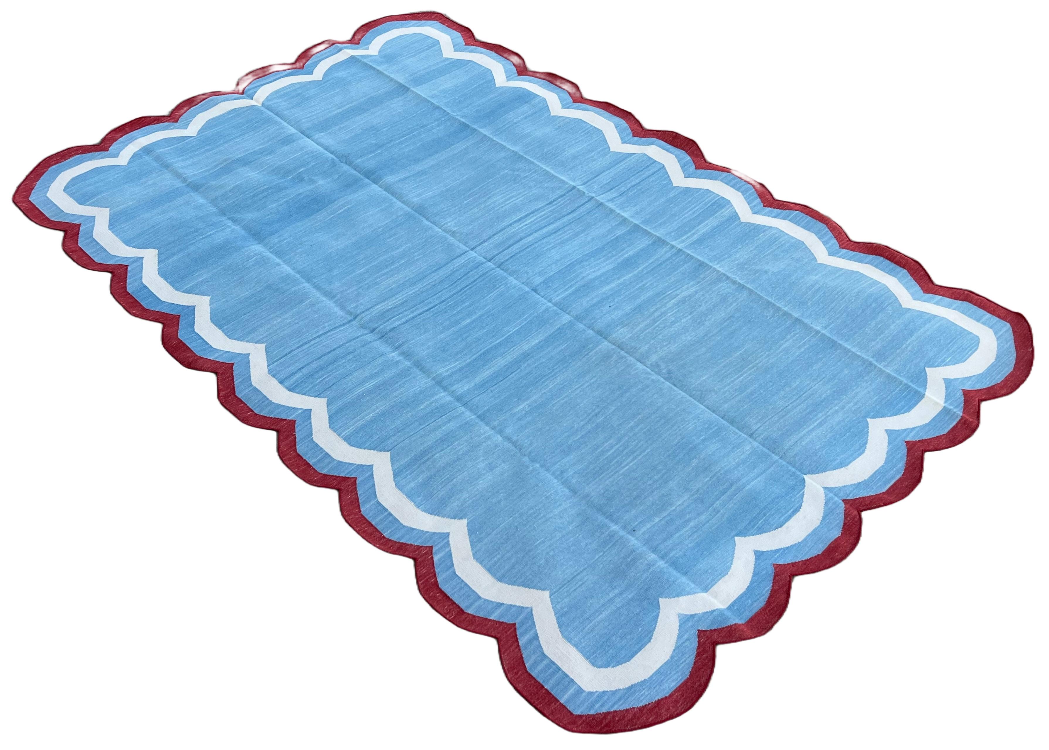 Mid-Century moderno Handmade Cotton Area Flat Weave Rug, 6x9 Sky Blue, Red Scalloped Indian Dhurrie in vendita