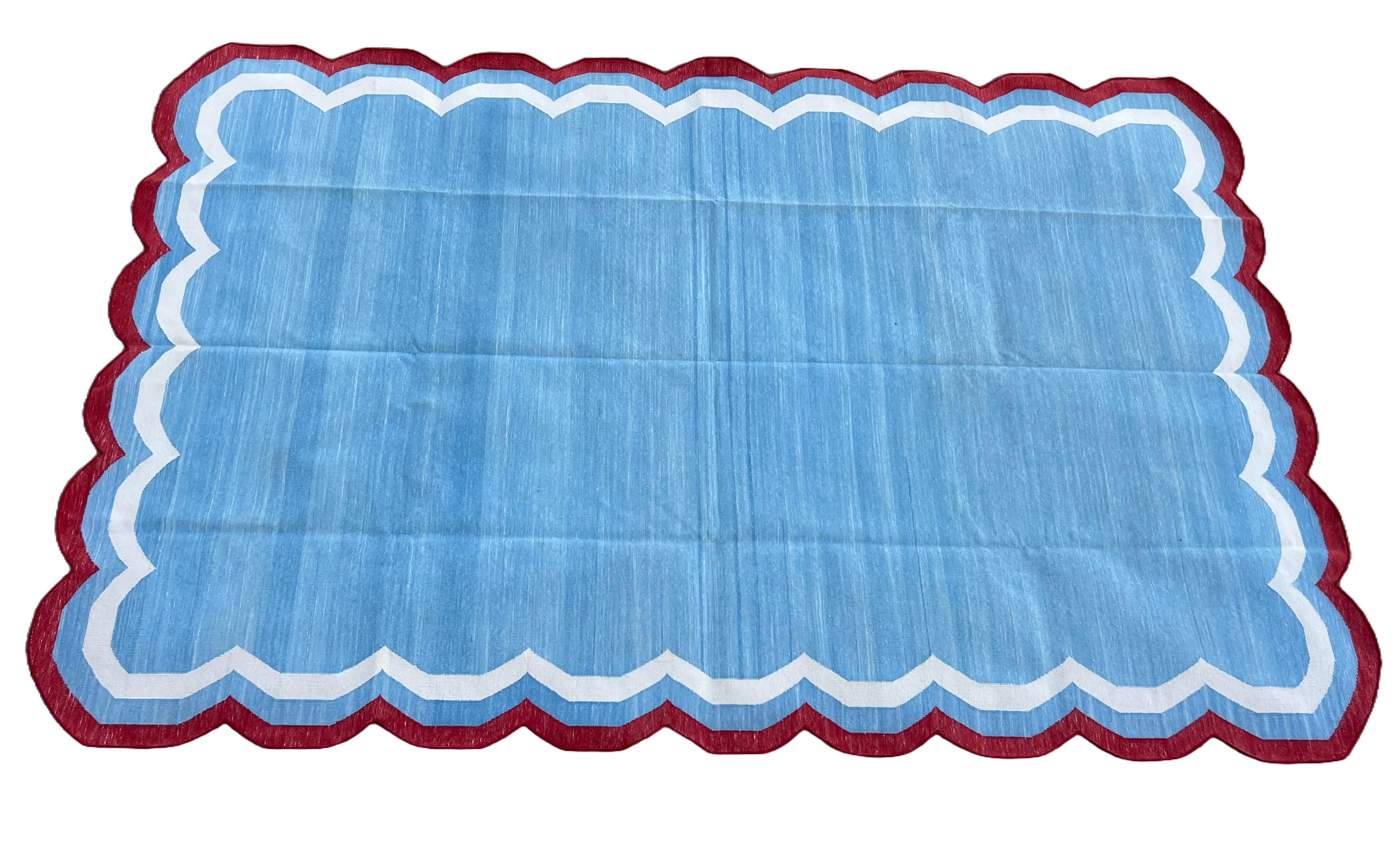 Tessuto a mano Handmade Cotton Area Flat Weave Rug, 6x9 Sky Blue, Red Scalloped Indian Dhurrie in vendita