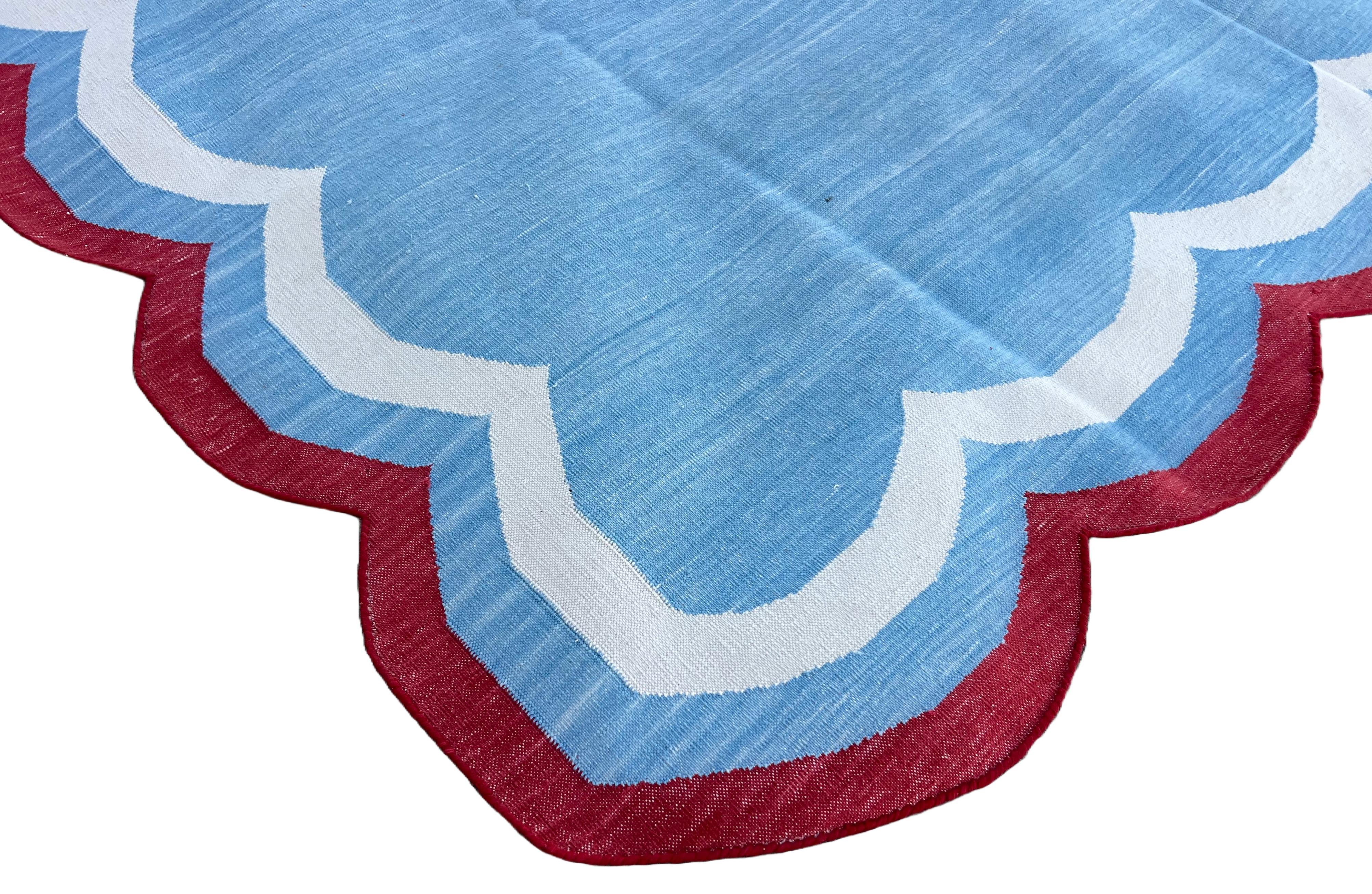 Handmade Cotton Area Flat Weave Rug, 6x9 Sky Blue, Red Scalloped Indian Dhurrie In condizioni Nuovo in vendita a Jaipur, IN