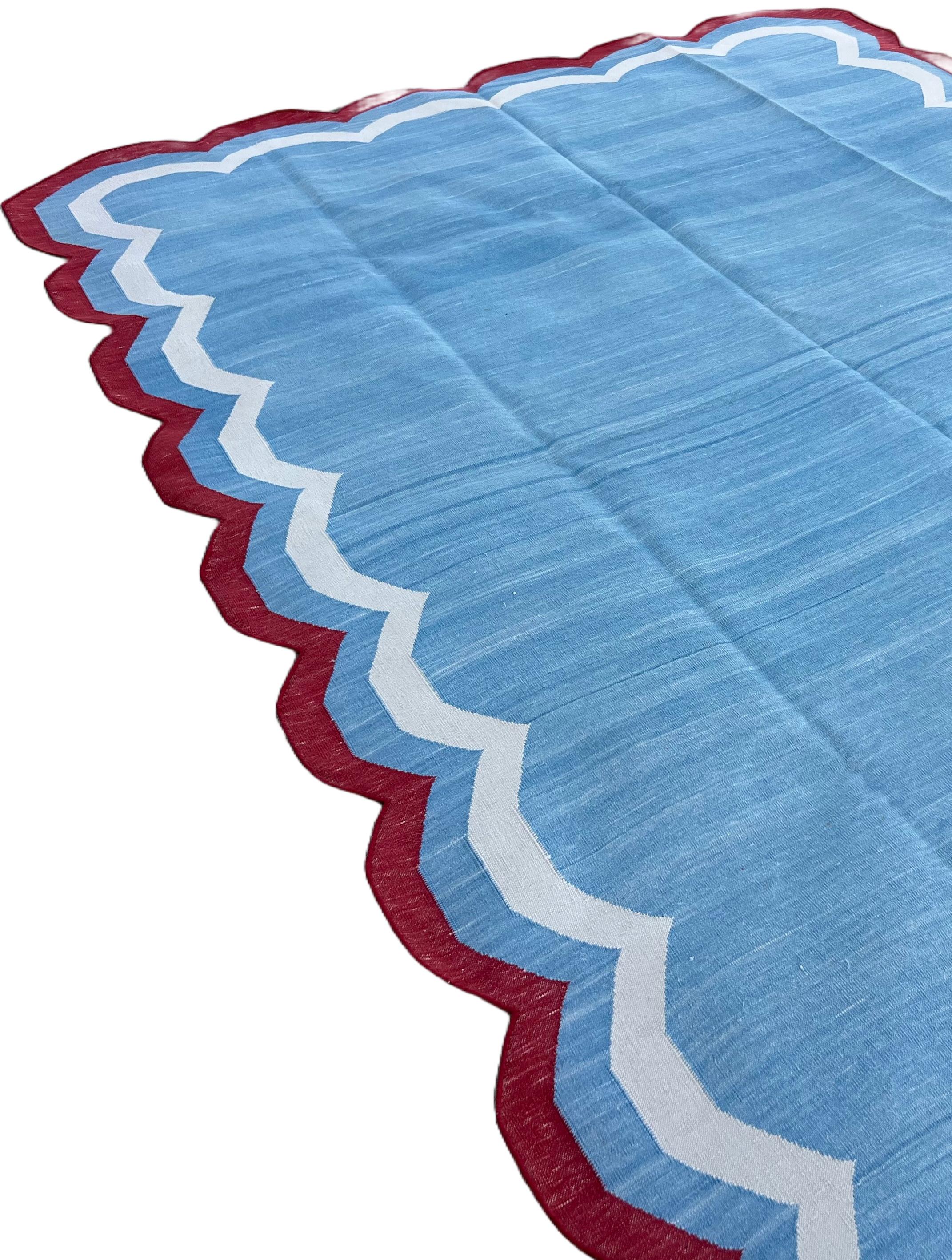 Cotone Handmade Cotton Area Flat Weave Rug, 6x9 Sky Blue, Red Scalloped Indian Dhurrie in vendita