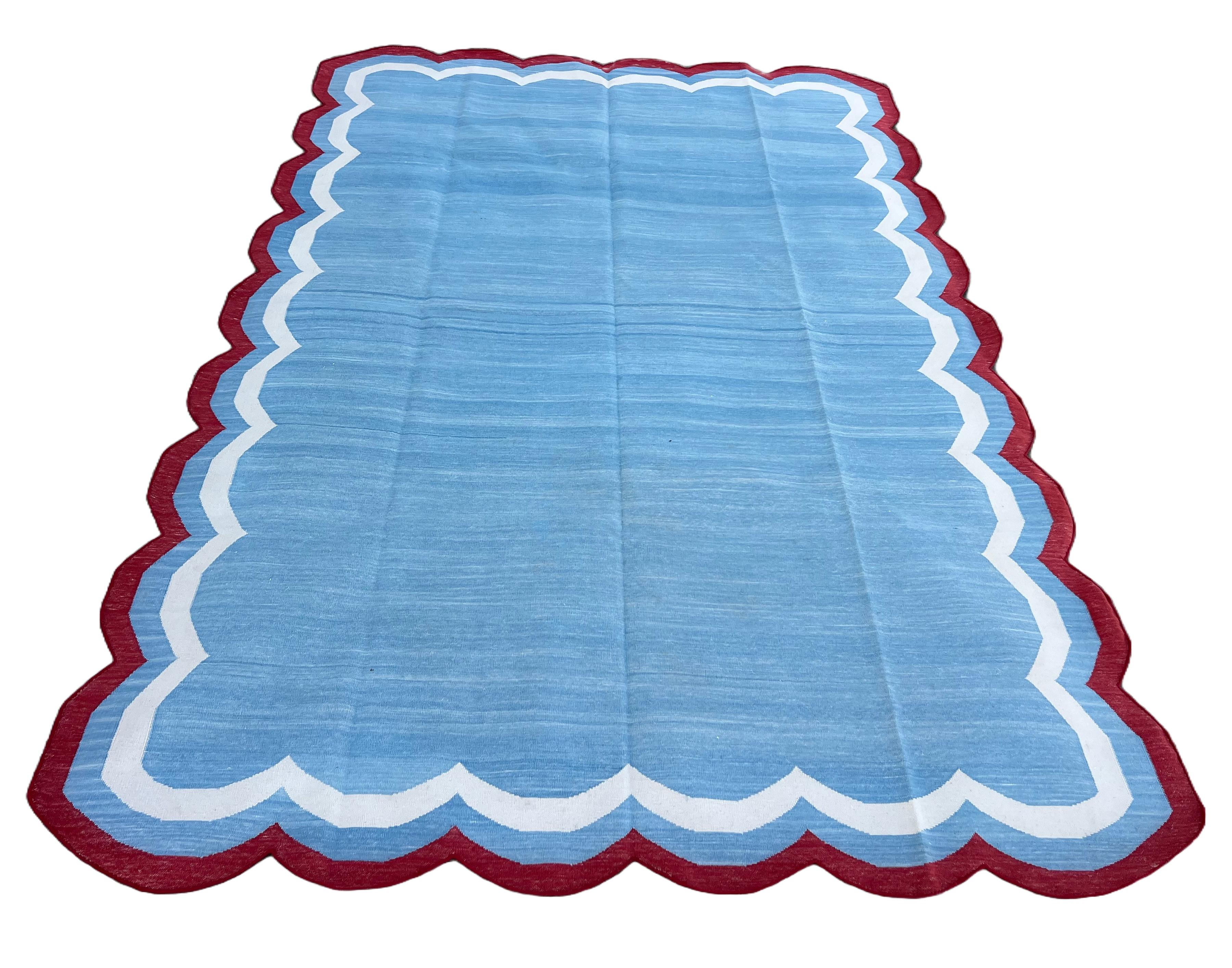 Handmade Cotton Area Flat Weave Rug, 6x9 Sky Blue, Red Scalloped Indian Dhurrie in vendita 1