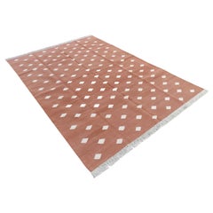 Tapis en coton tissé à plat, 6x9 Tan and White Leaf Indian Dhurrie Rug (Tapis indien Dhurrie)