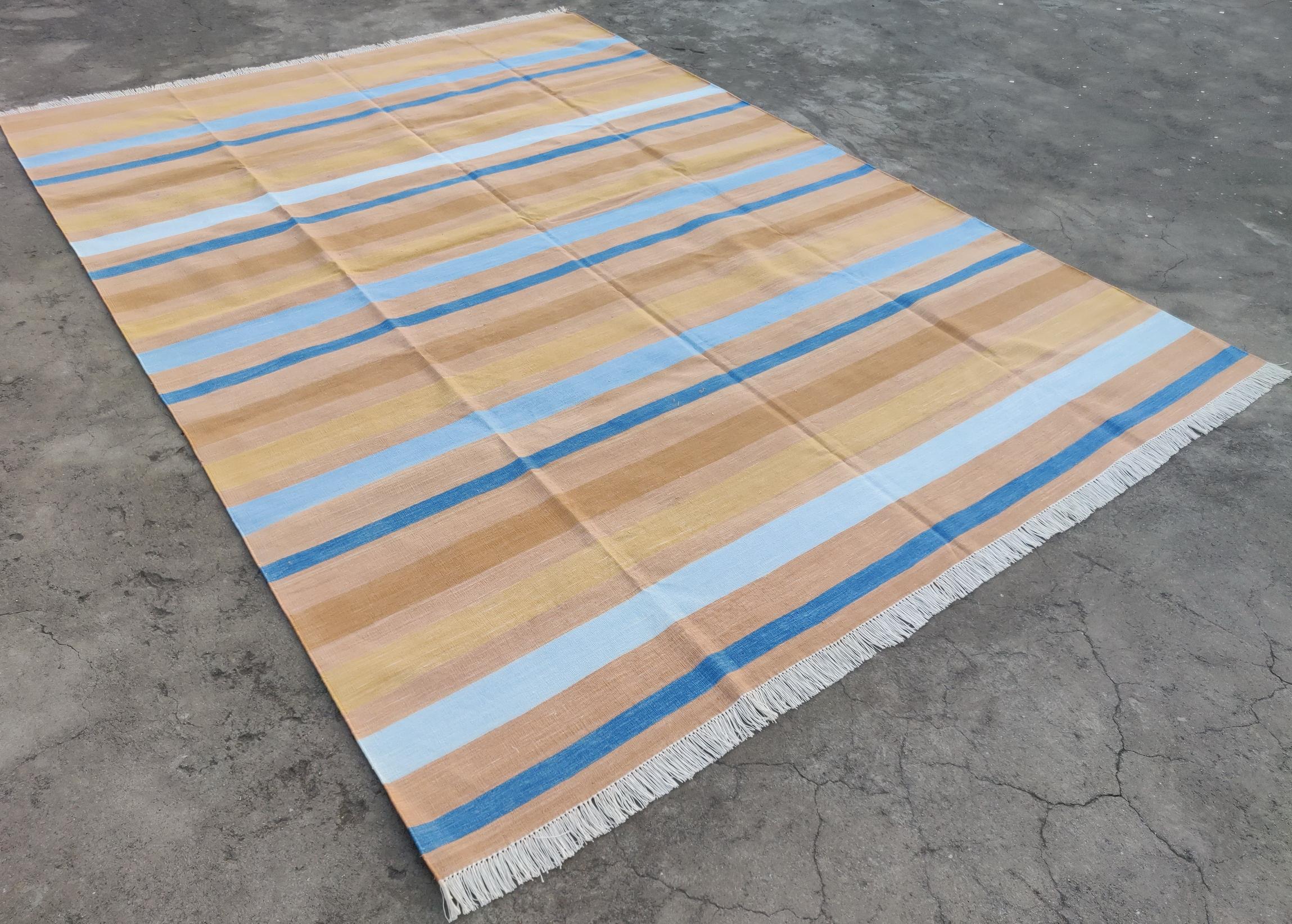 Tappeto indiano Dhurrie 6'x9' in cotone tinto al vegetale a righe blu e marrone 
Queste speciali dhurry a trama piatta sono tessute a mano con un filo di cotone 100% a 15 strati. A causa delle speciali tecniche di produzione utilizzate per creare i