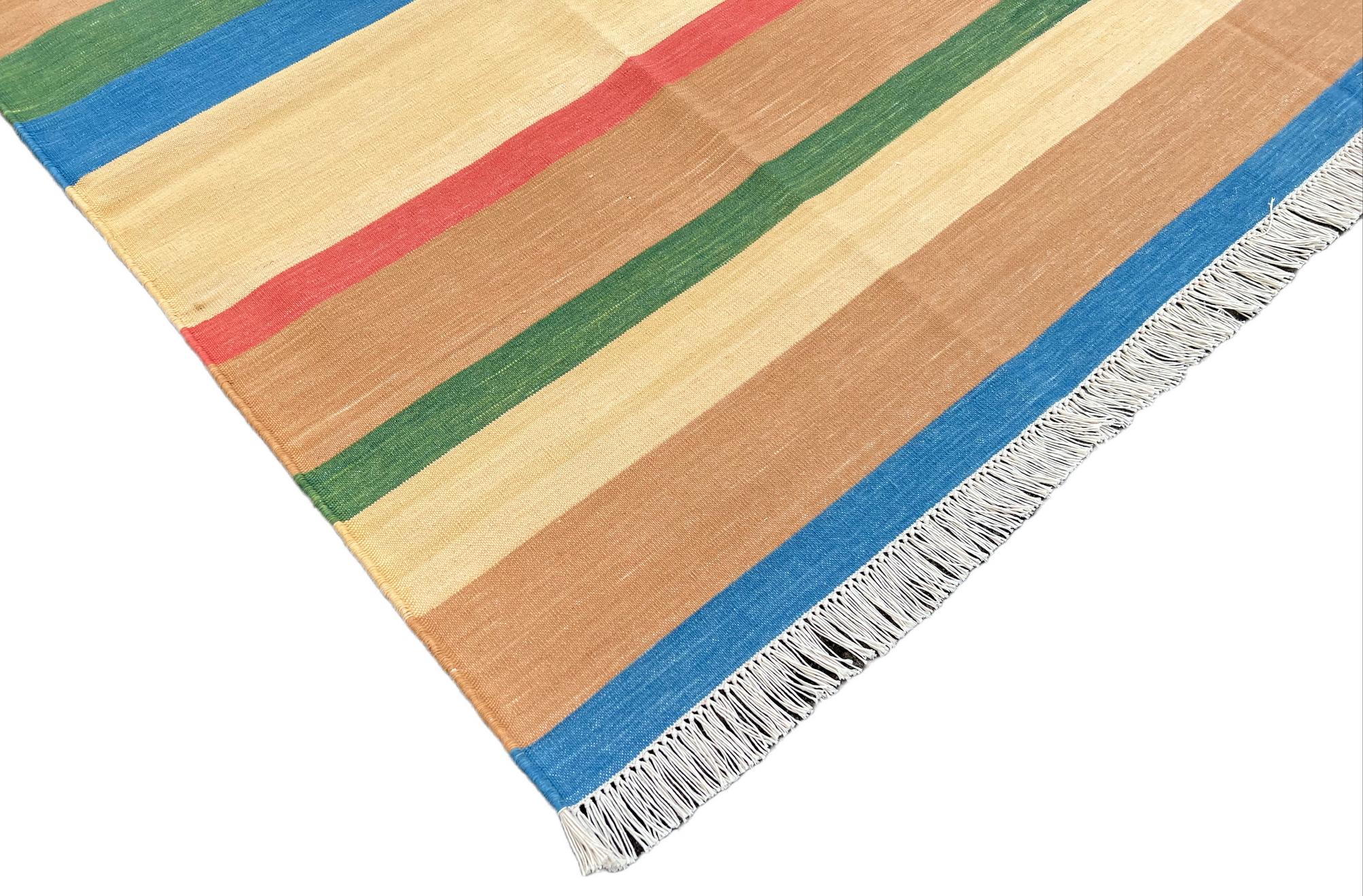 Baumwolle pflanzlich gefärbt Tan, Blau, Grün und Creme gestreiften indischen Dhurrie Teppich-6'x9' 
Diese speziellen flachgewebten Dhurries werden aus 15-fachem Garn aus 100% Baumwolle handgewebt. Aufgrund der speziellen Fertigungstechniken, die zur