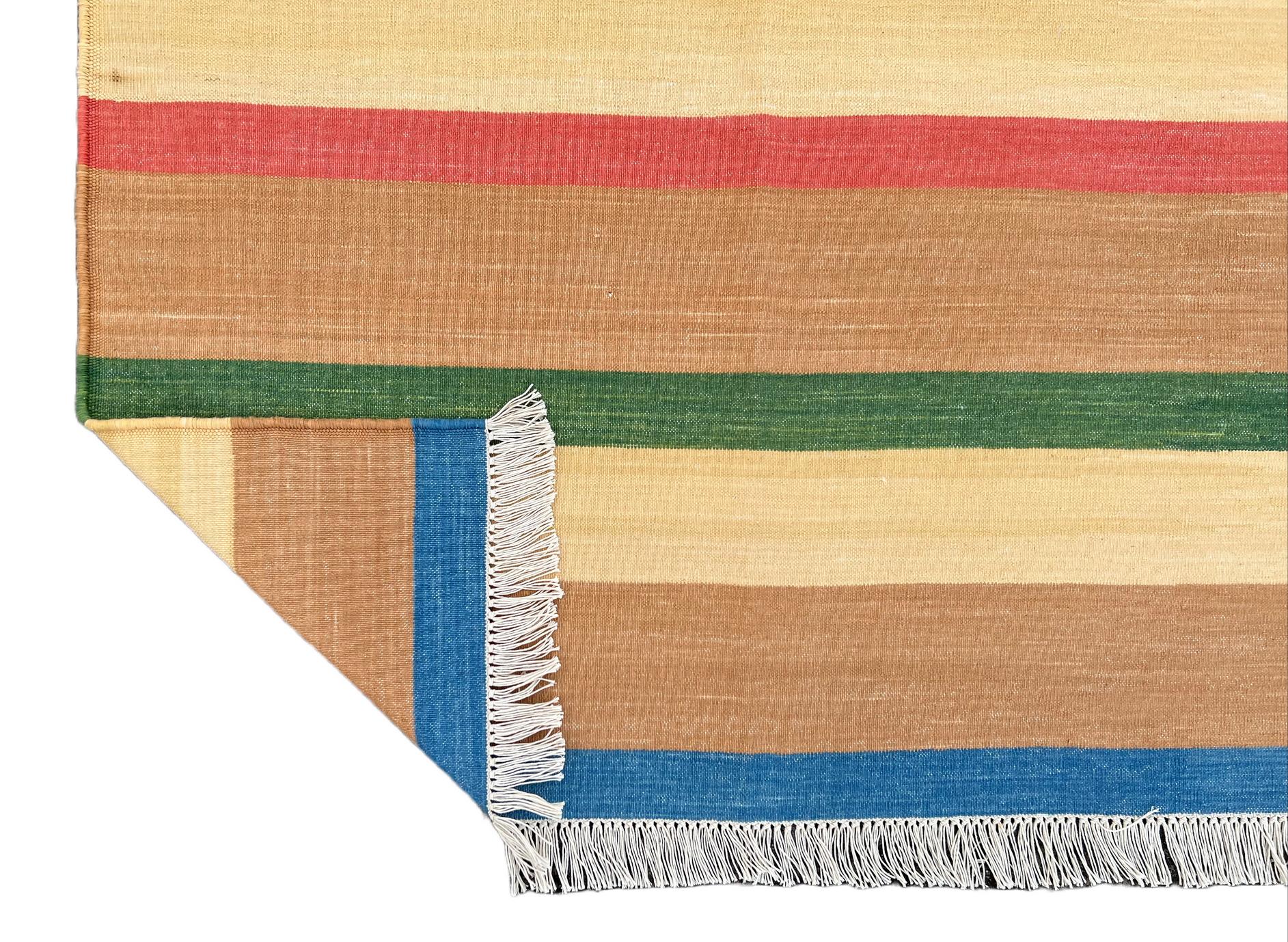 Handgefertigter Flachgewebe-Teppich aus Baumwolle, 6x9 Tan, Blau und Grün gestreifter Dhurrie-Teppich (21. Jahrhundert und zeitgenössisch) im Angebot