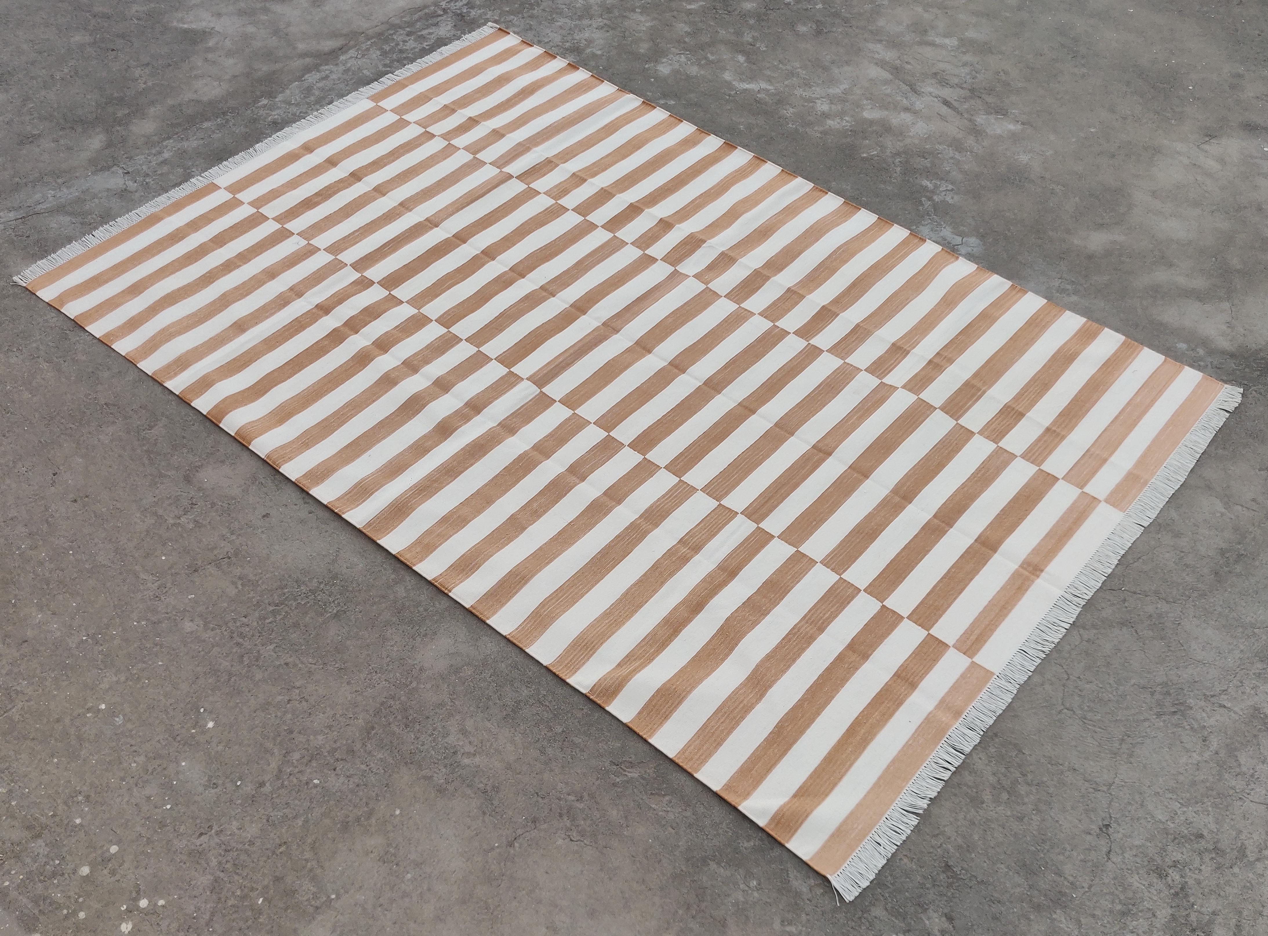 Tappeto a tessitura piatta in cotone fatto a mano, 6x9 Tan, Rug & Kilim indiano a strisce bianche in vendita 3