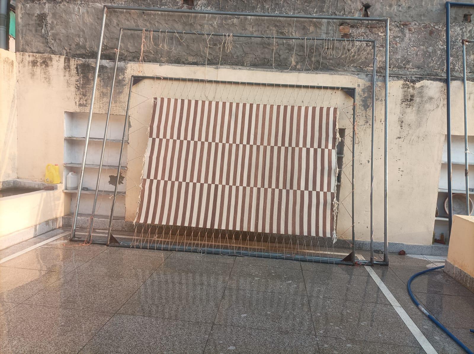 Tappeto a tessitura piatta in cotone fatto a mano, 6x9 Tan, Rug & Kilim indiano a strisce bianche in vendita 4