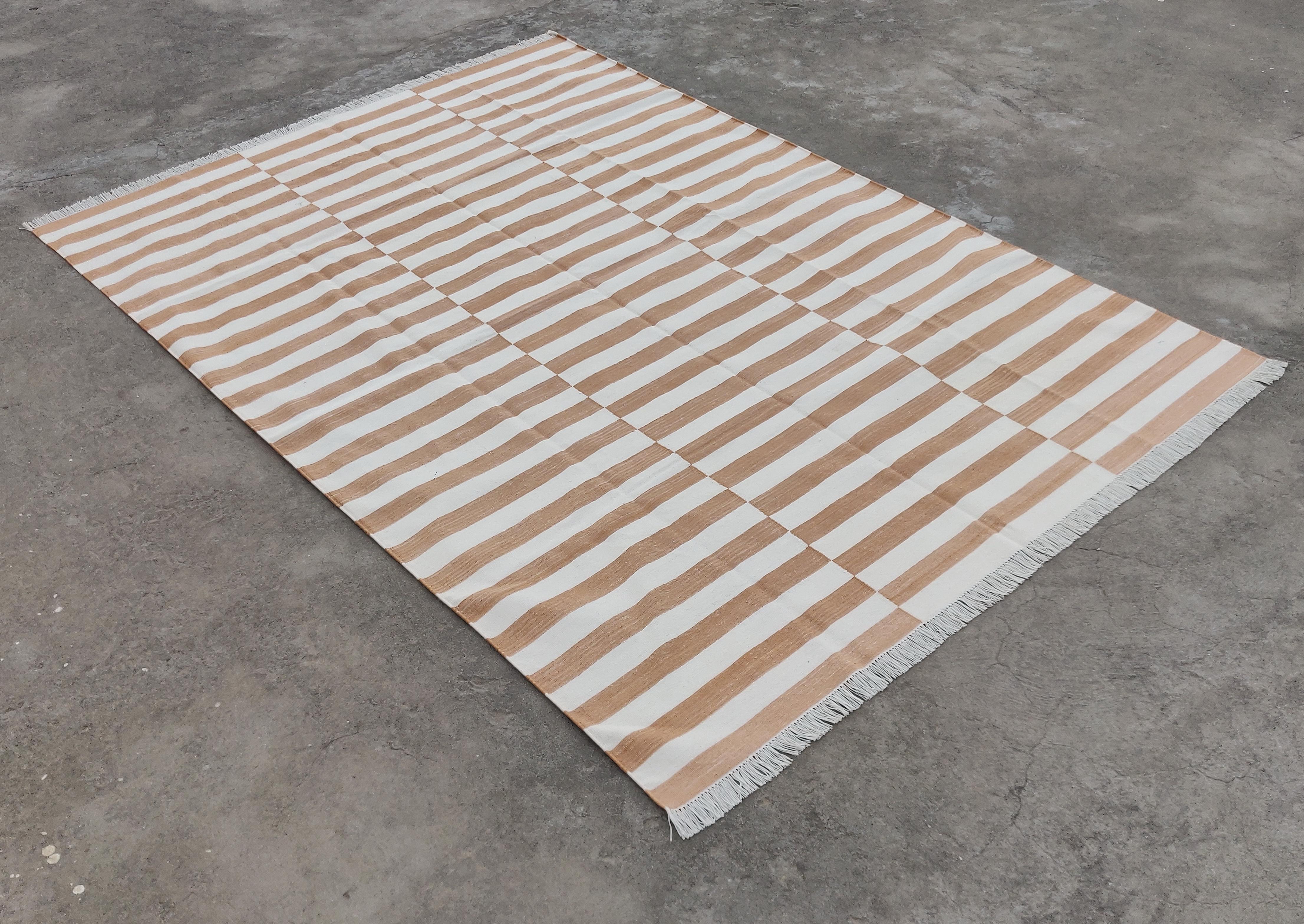 Tappeto a tessitura piatta in cotone fatto a mano, 6x9 Tan, Rug & Kilim indiano a strisce bianche in vendita 1