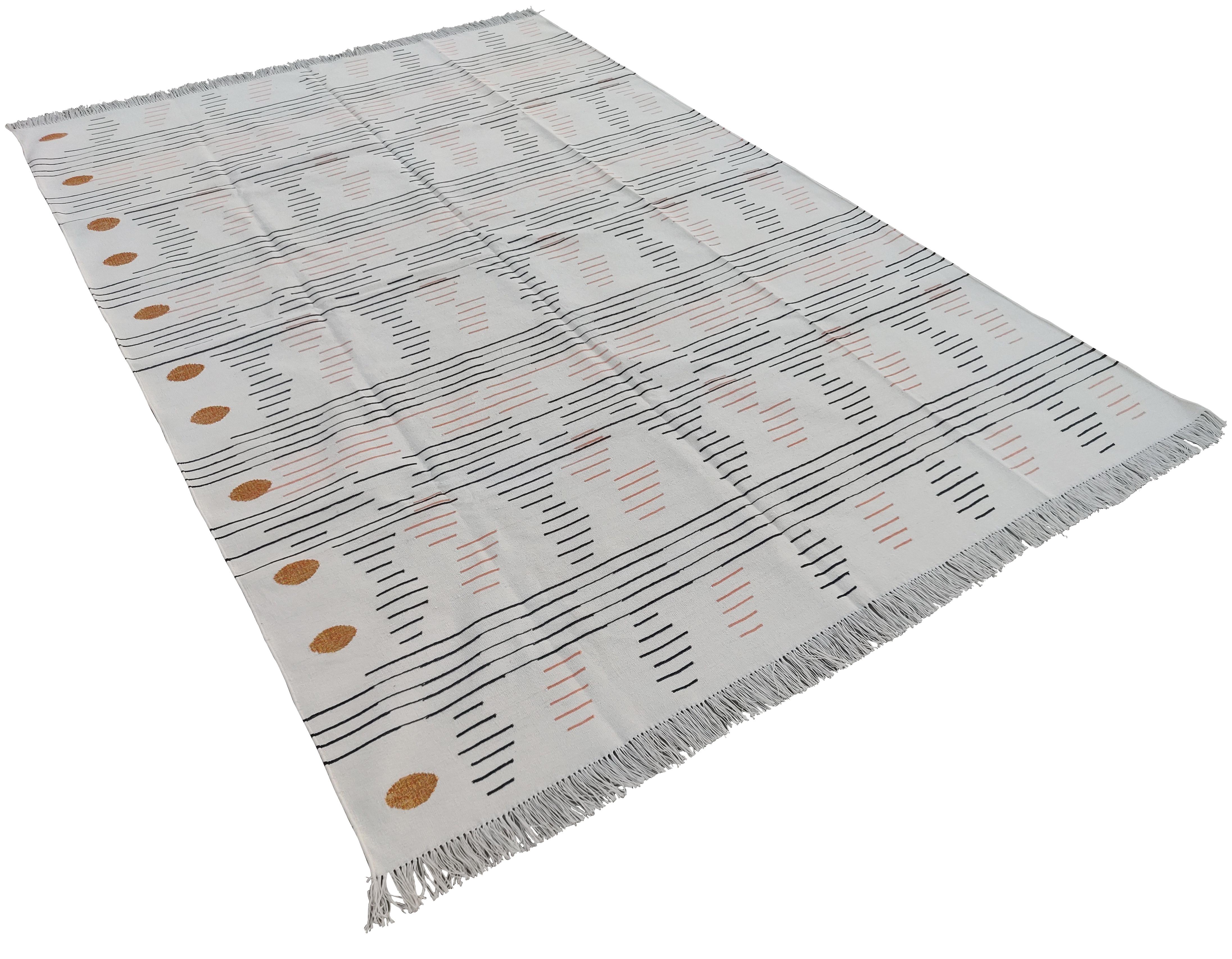 Handgefertigter flacher Baumwollteppich mit Flachgewebe, 6x9 weiß und schwarz gestreifter indischer Dhurrie im Angebot 2