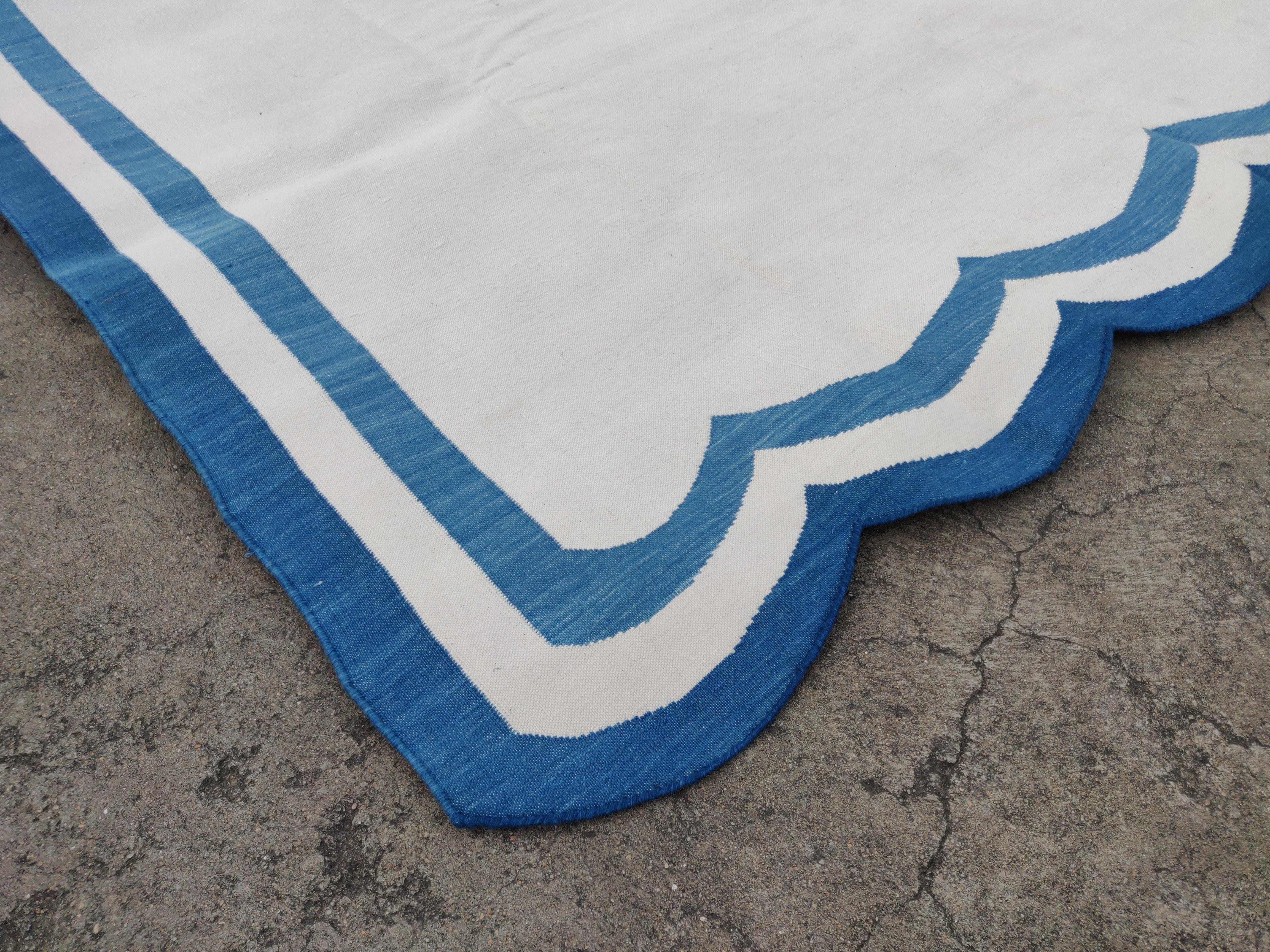 Mid-Century Modern Handmade Cotton Area Flat Weave Rug, 6x9 White And Blue Scalloped Kilim Dhurrie For Sale