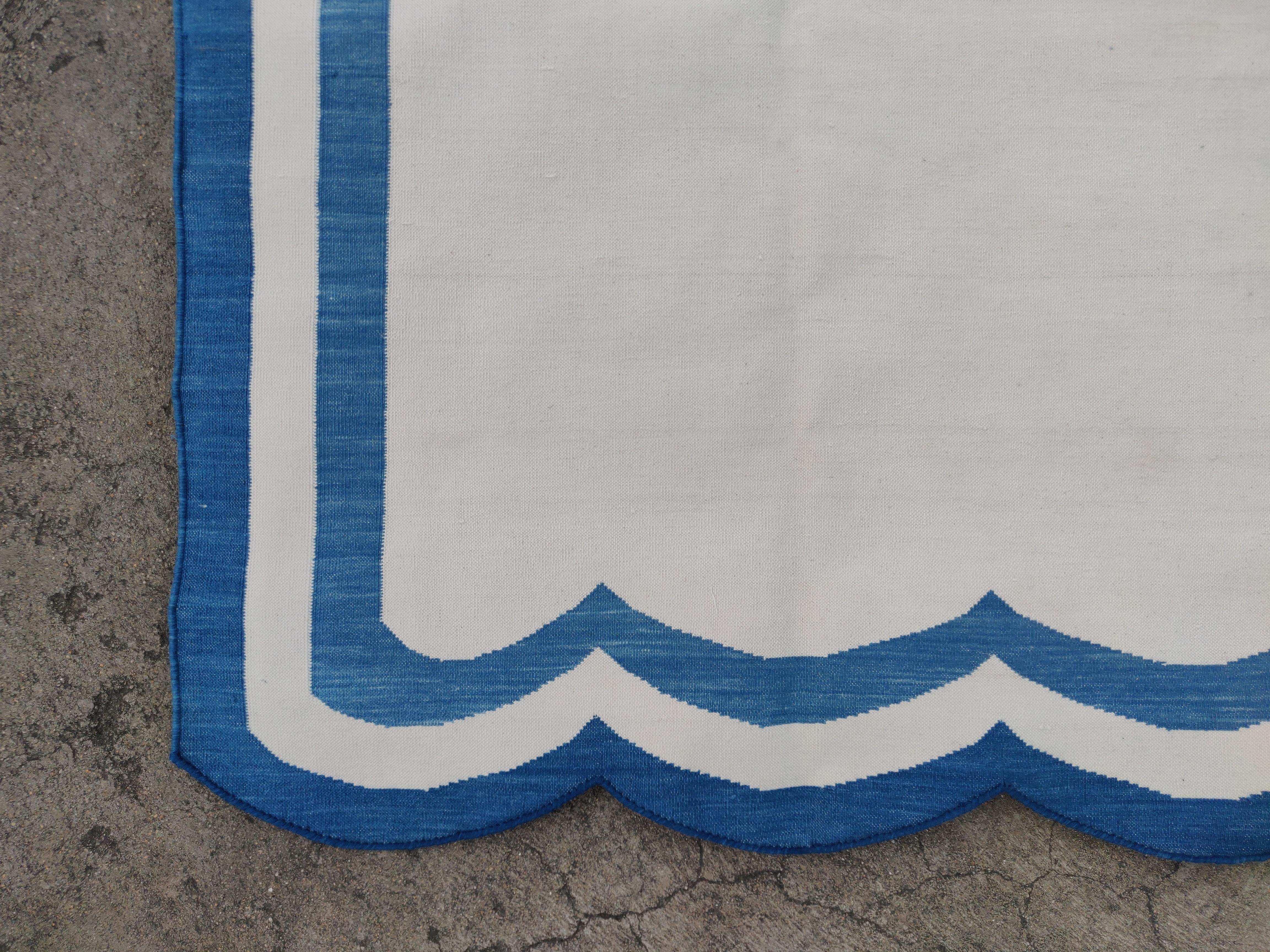 Handmade Cotton Area Flat Weave Rug, 6x9 White And Blue Scalloped Kilim Dhurrie In New Condition For Sale In Jaipur, IN