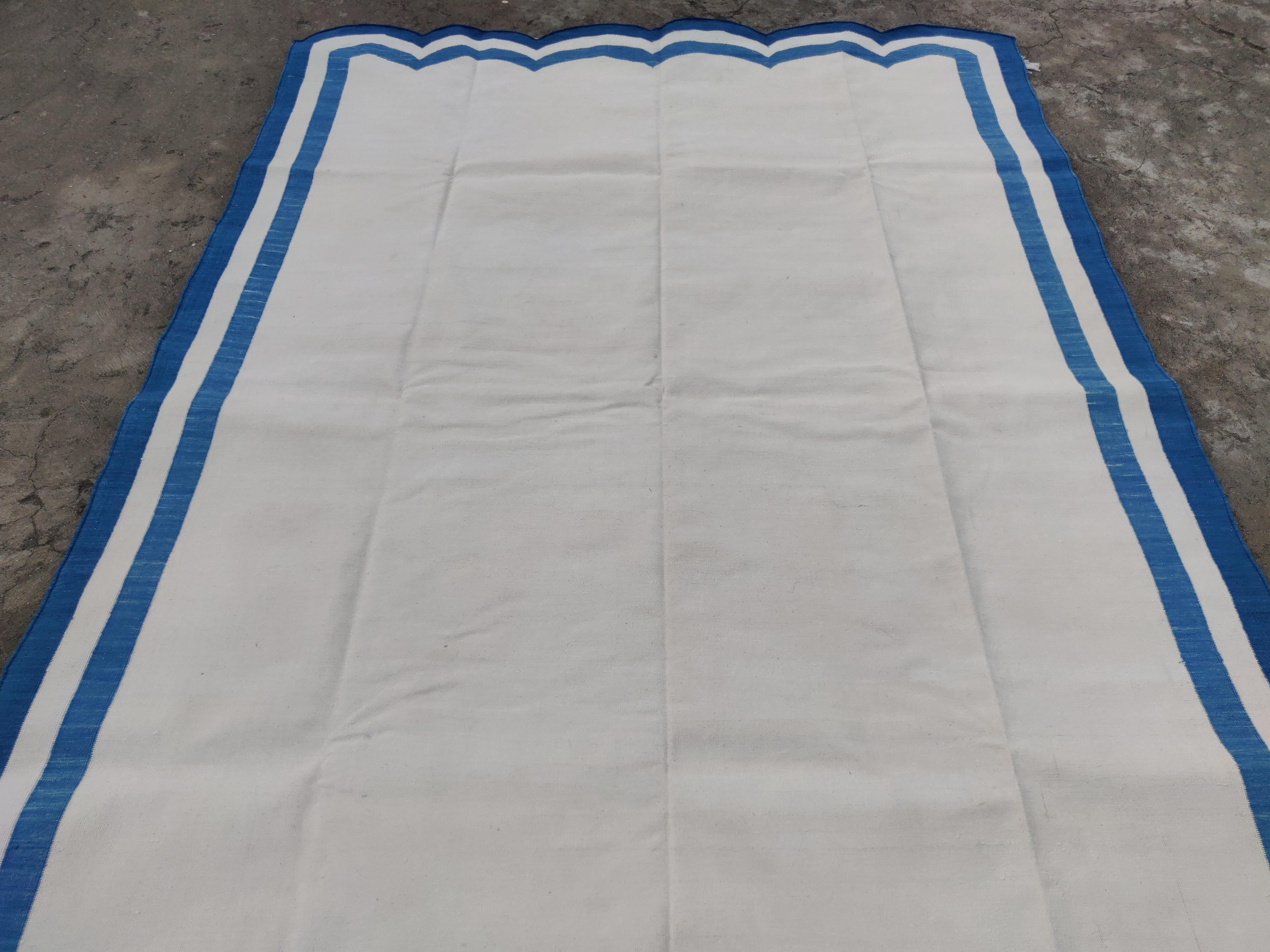 Handmade Cotton Area Flat Weave Rug, 6x9 White And Blue Scalloped Kilim Dhurrie For Sale 1