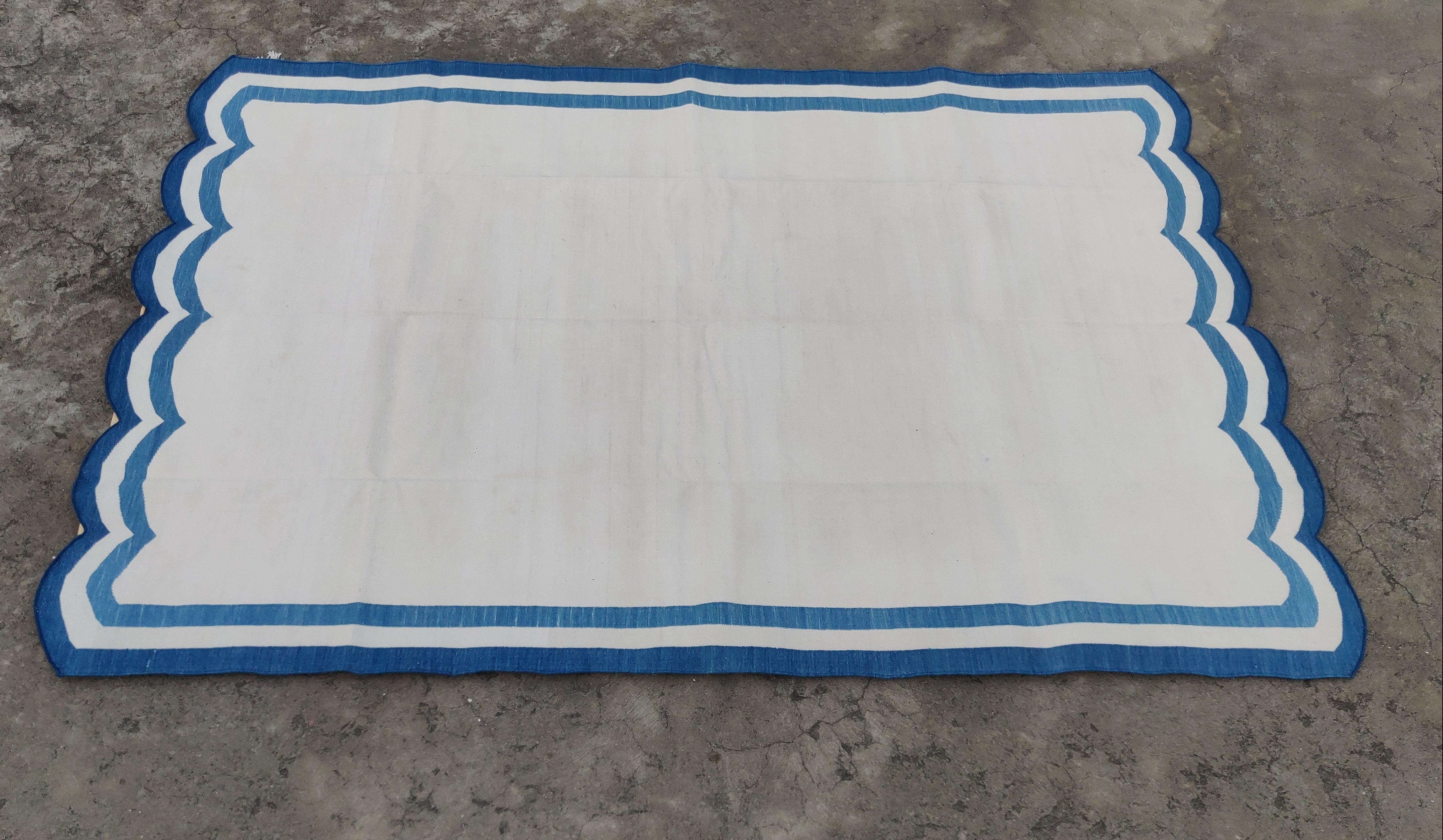 Handmade Cotton Area Flat Weave Rug, 6x9 White And Blue Scalloped Kilim Dhurrie For Sale 2