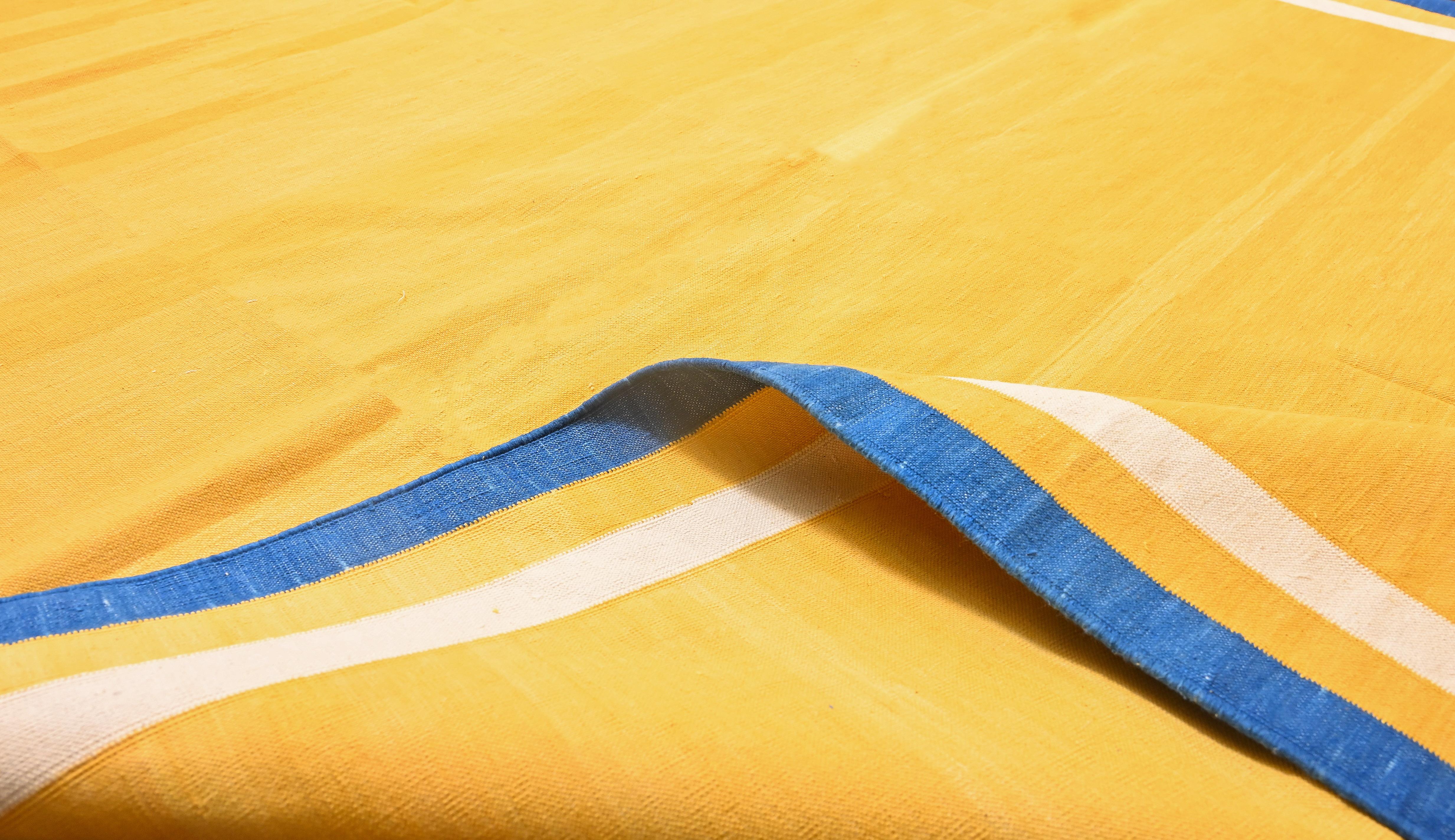 Handgefertigter Flachgewebe-Teppich aus Baumwolle, 6x9 Gelb und Blau mit Wellenschliff Kilim Dhurrie (Moderne der Mitte des Jahrhunderts) im Angebot