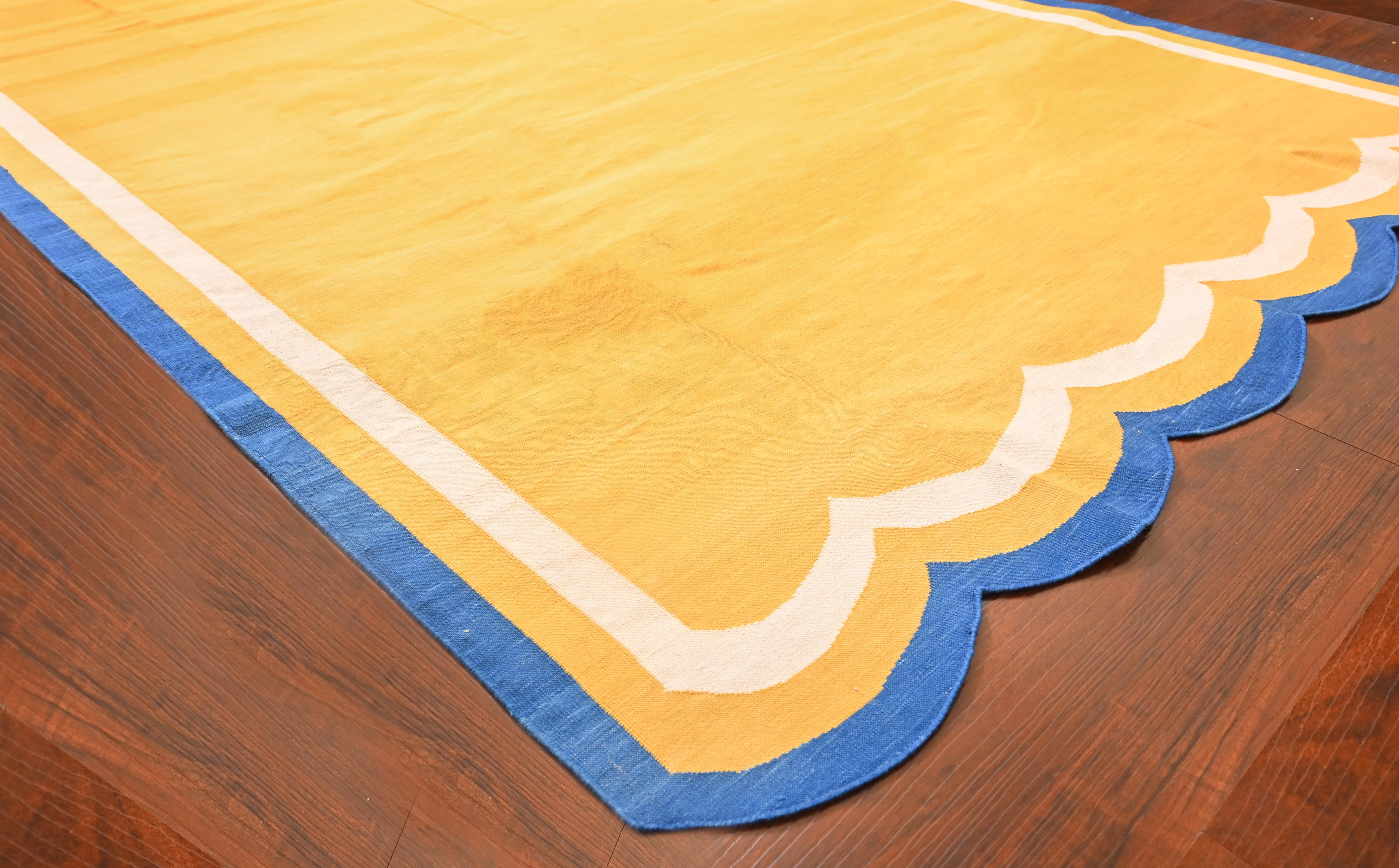 Handgefertigter Flachgewebe-Teppich aus Baumwolle, 6x9 Gelb und Blau mit Wellenschliff Kilim Dhurrie (Indisch) im Angebot