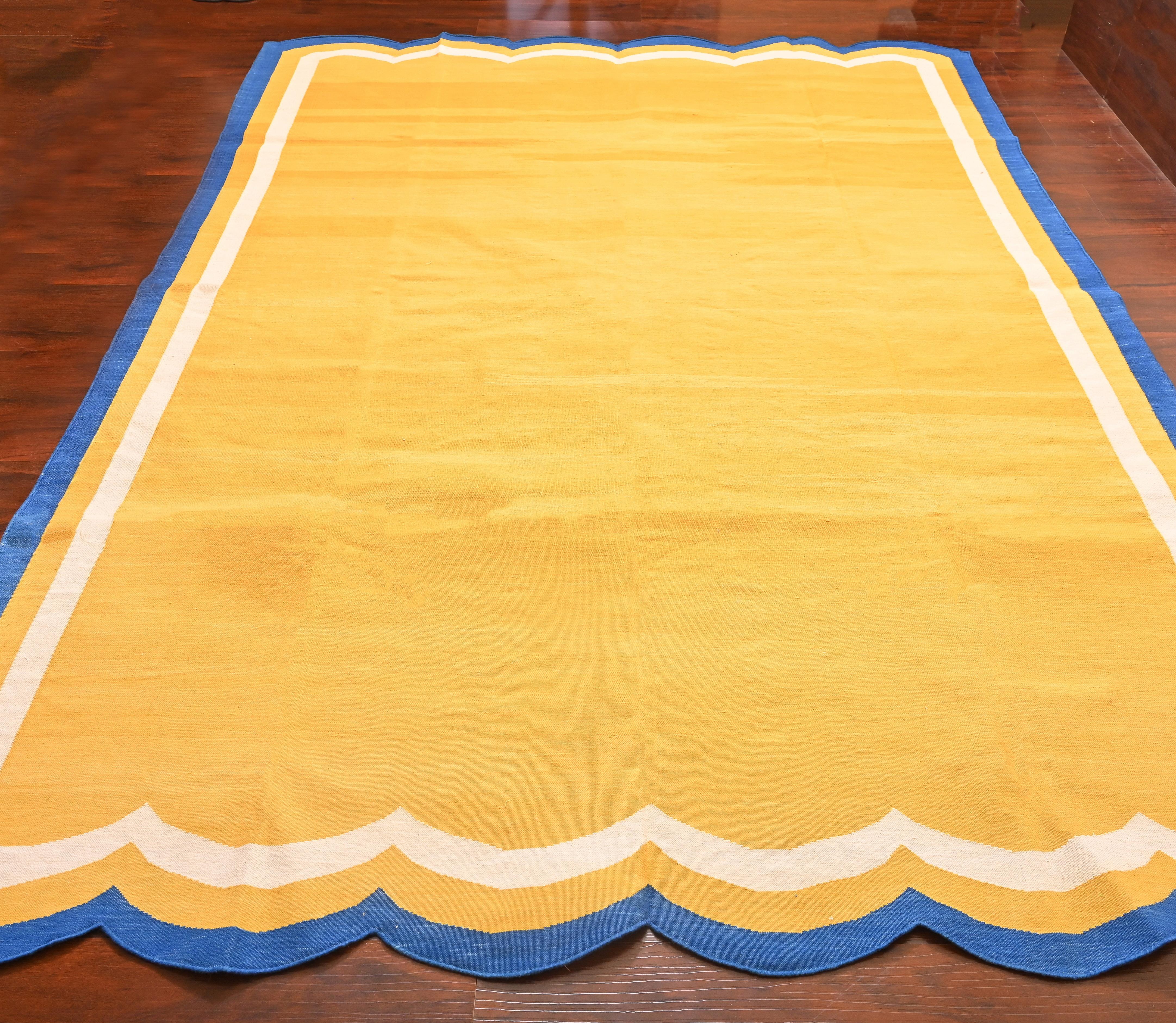 Handgefertigter Flachgewebe-Teppich aus Baumwolle, 6x9 Gelb und Blau mit Wellenschliff Kilim Dhurrie (Handgewebt) im Angebot