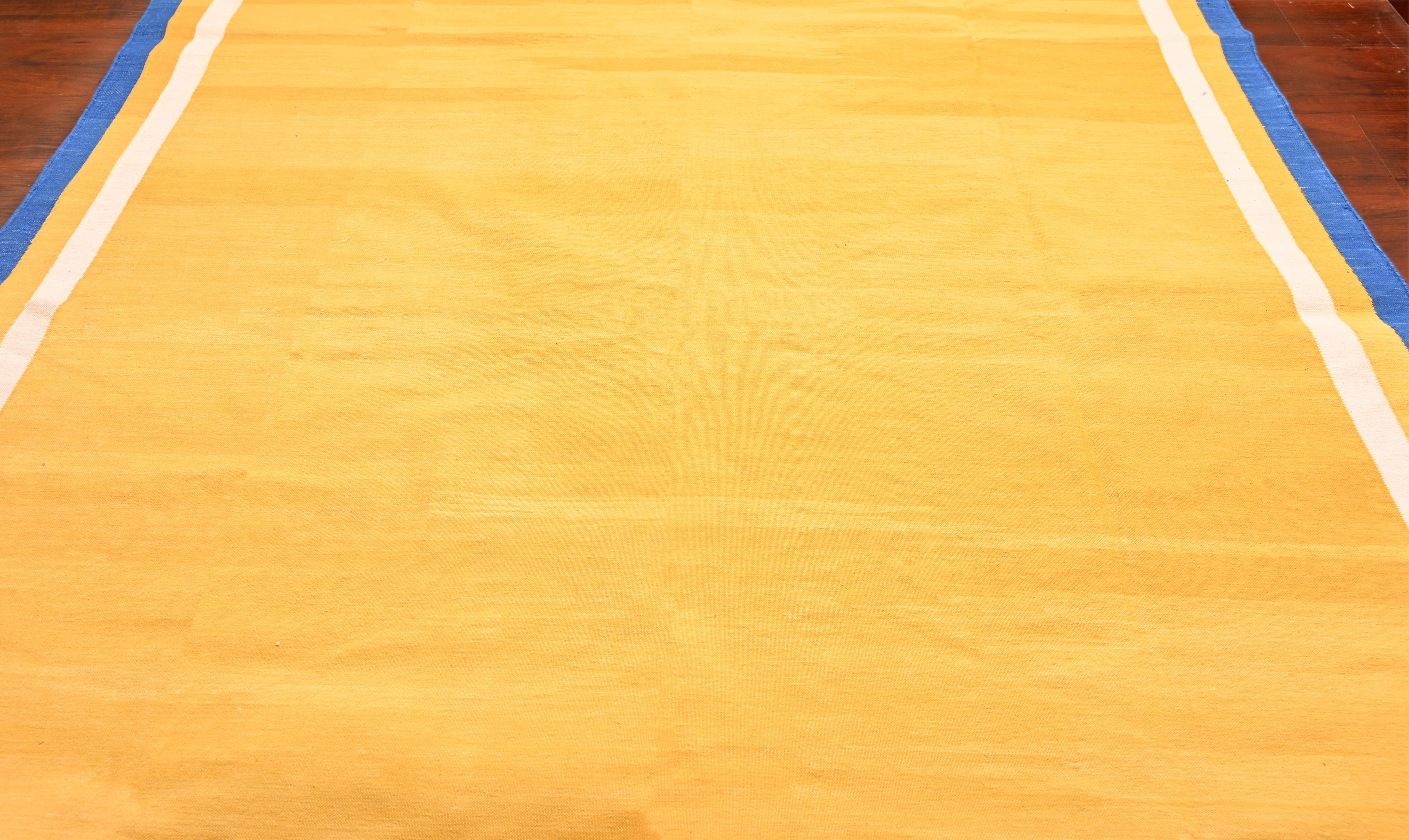Handgefertigter Flachgewebe-Teppich aus Baumwolle, 6x9 Gelb und Blau mit Wellenschliff Kilim Dhurrie im Zustand „Neu“ im Angebot in Jaipur, IN