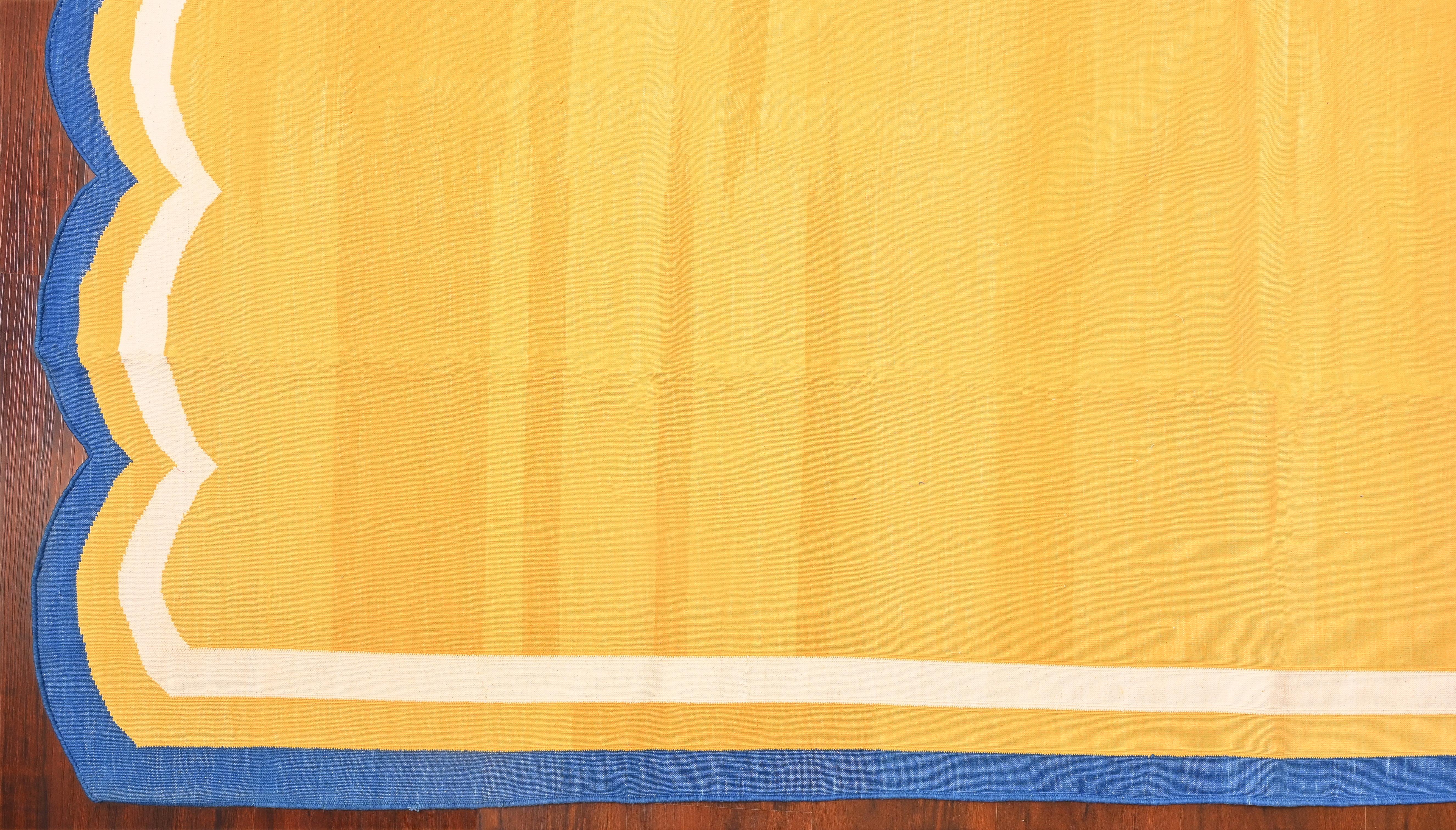 Handgefertigter Flachgewebe-Teppich aus Baumwolle, 6x9 Gelb und Blau mit Wellenschliff Kilim Dhurrie (21. Jahrhundert und zeitgenössisch) im Angebot