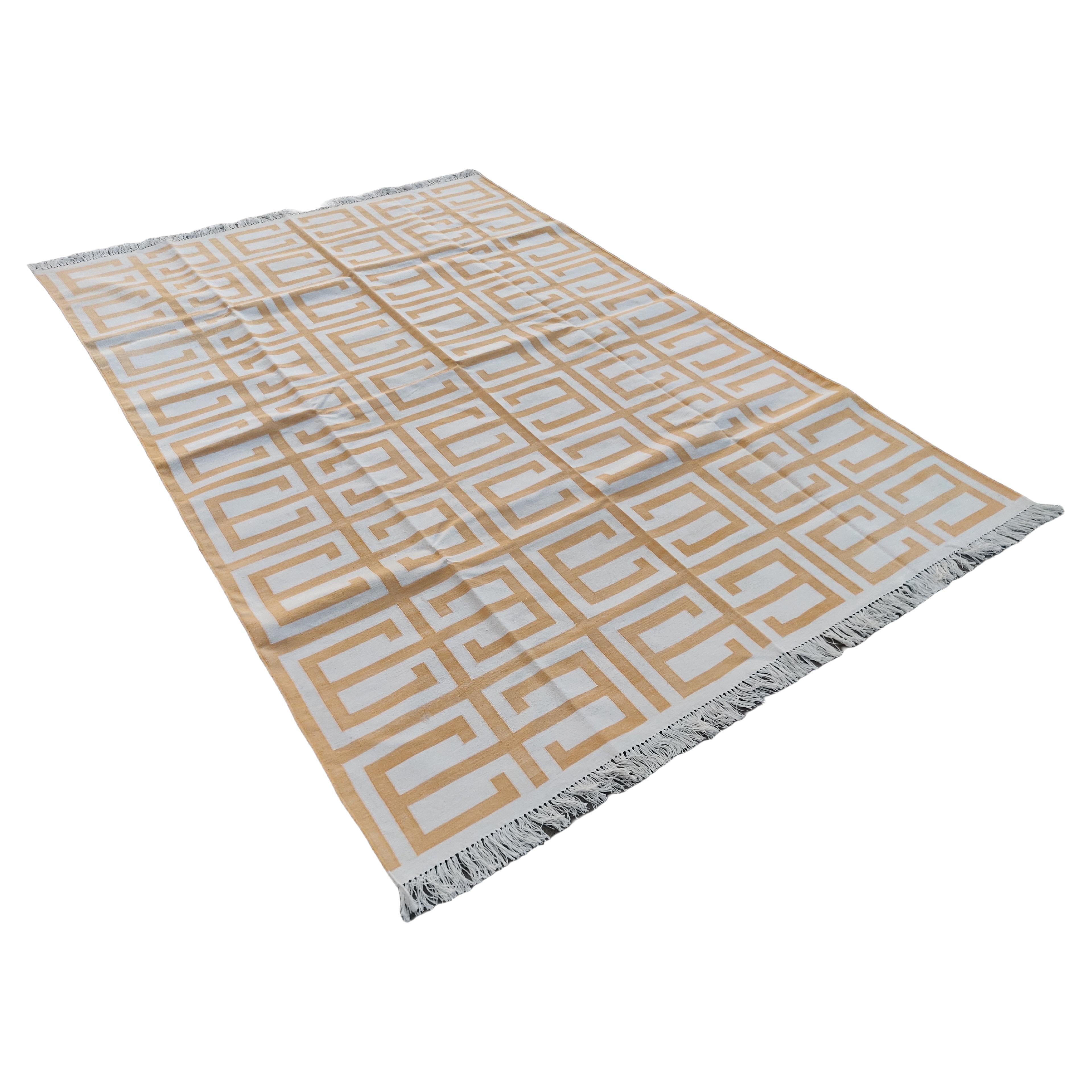 Handgefertigter Flachgewebe-Teppich aus Baumwolle, 6x9 Gelb, Weiß Geometrische indische Dhurrie