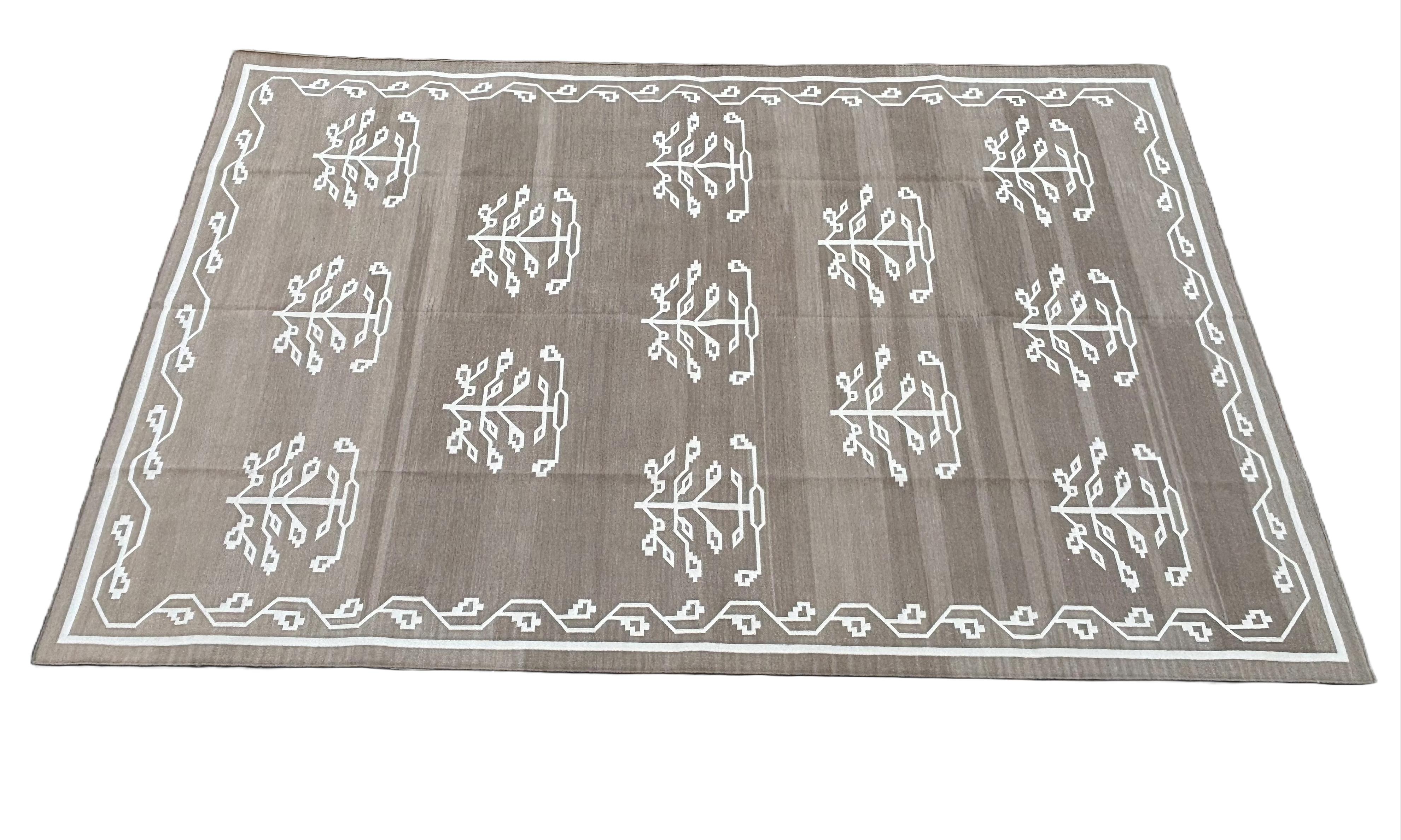 Handmade Cotton Area Flat Weave Rug, 7x10 Beige And White Leaf Indian Dhurrie For Sale 4